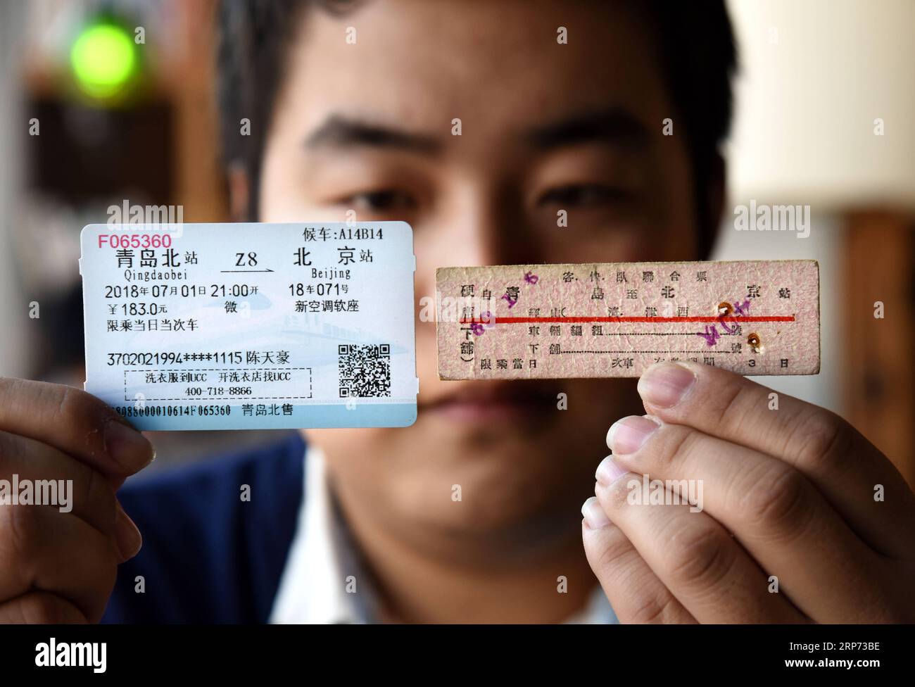 (190126) -- PECHINO, 26 gennaio 2019 -- l'appassionato di ferrovie Chen Tianhao giustappone un biglietto ferroviario cinese del 1962 (R) a quello emesso nel 2018, Qingdao, provincia dello Shandong della Cina orientale, 25 gennaio 2019. Li Ziheng) XINHUA FOTO DEL GIORNO liziheng PUBLICATIONxNOTxINxCHN Foto Stock