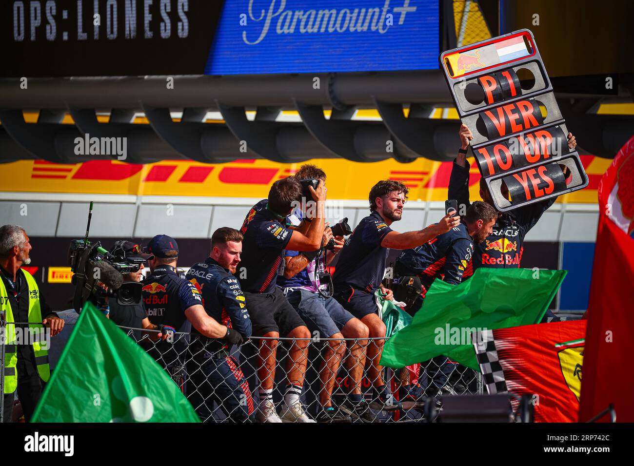 Red Bull Mechanics festeggia la DECIMA vittoria consecutiva per Max Verstappen durante il GP d'Italia, Monza 31 agosto-3 settembre 2023 Campionato Mondiale di Formula 1 2023. Foto Stock