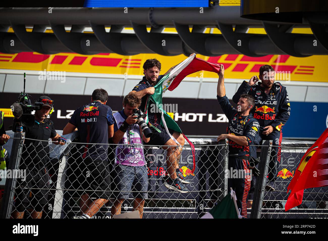 Red Bull Mechanics festeggia la DECIMA vittoria consecutiva per Max Verstappen durante il GP d'Italia, Monza 31 agosto-3 settembre 2023 Campionato Mondiale di Formula 1 2023. Foto Stock