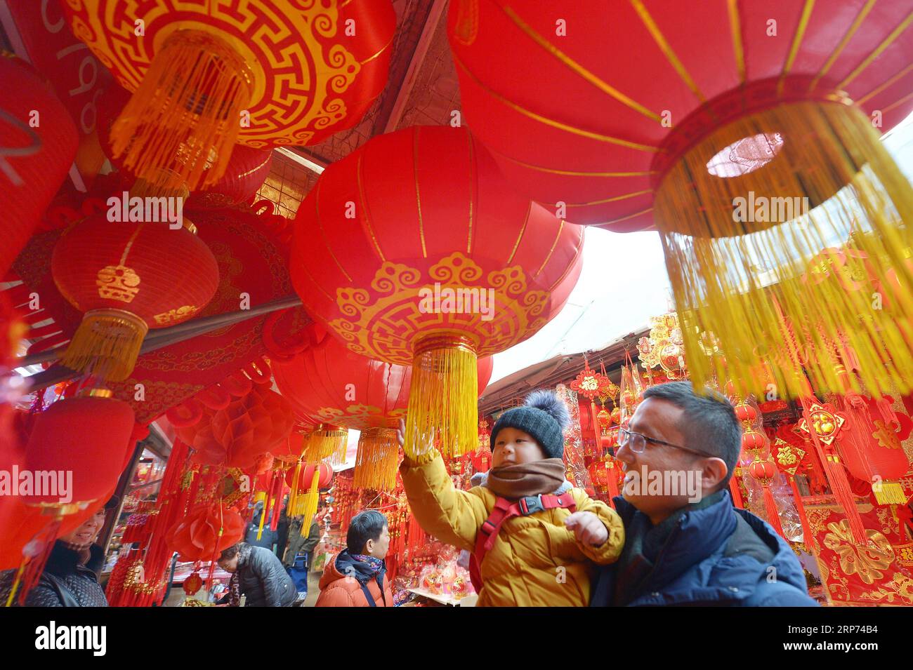 (190127) -- PECHINO, 27 gennaio 2019 (Xinhua) -- le persone selezionano le decorazioni del Festival di Primavera in un mercato a Qingdao, nella provincia dello Shandong della Cina orientale, 26 gennaio 2019. Il Festival di primavera, che cade il 5 febbraio di quest'anno, è un'occasione importante per le riunioni di famiglia e segna l'inizio del Capodanno lunare cinese. È una tradizione cinese acquistare beni che vanno dal cibo agli elettrodomestici per celebrare il festival. I fornitori e i fornitori di tutto il paese hanno preparato numerosi prodotti per soddisfare le esigenze di shopping durante le vacanze. (Xinhua/Wang Haibin) CHINA-SPRING FESTIVAL HOL Foto Stock