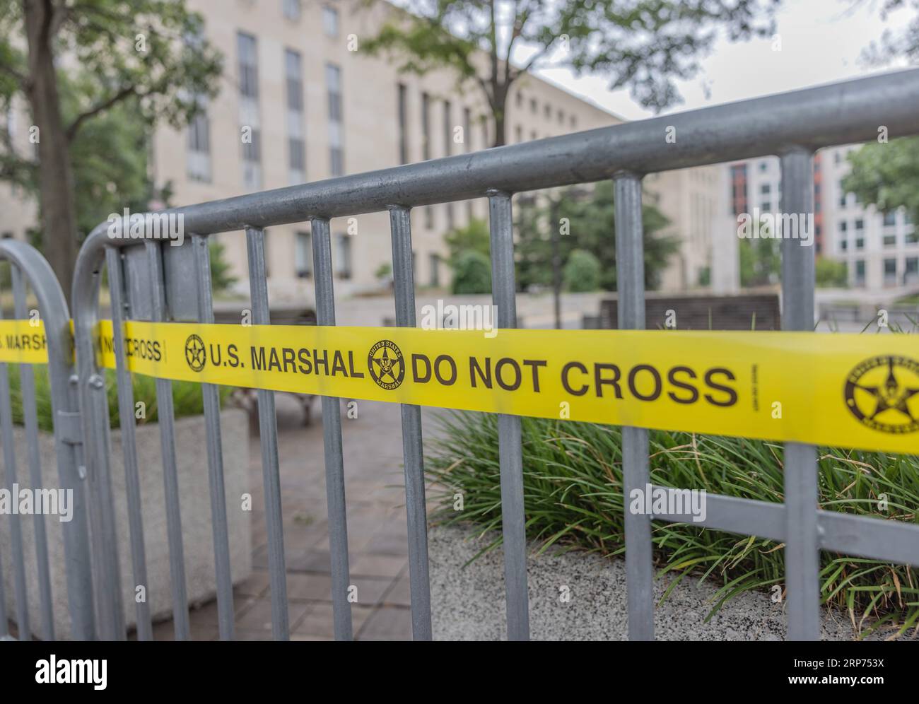 WASHINGTON, D.C. — 3 agosto 2023: Una barriera è vista all'esterno del tribunale federale E. Barrett Prettyman a Washington, D.C. Foto Stock