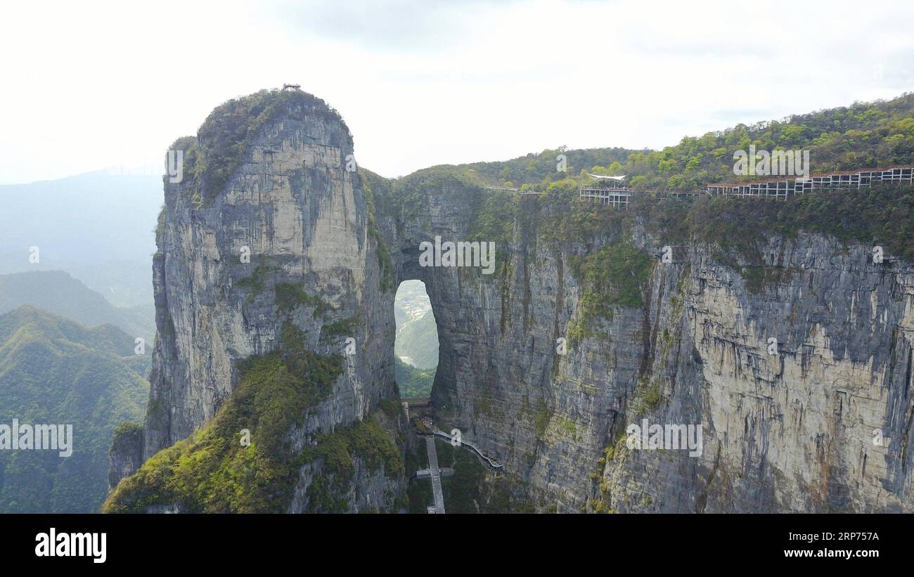 190128 -- PECHINO, 28 gennaio 2019 -- la grotta di Tianmen è vista nell'area panoramica di Tianmenshan a Zhangjiajie, nella provincia centrale di Hunan della Cina, 19 aprile 2017. Il governo cinese ha stabilito misure chiave per migliorare la qualità dei servizi turistici, nel mezzo di sforzi volti a promuovere lo sviluppo di alta qualità del settore. Mirando ai problemi chiave che riguardano i viaggi, una linea guida emessa dal Ministero della Cultura e del Turismo elencava sette aree prioritarie per il miglioramento della qualità, tra cui zone panoramiche, alloggi, agenzie di viaggio online e in mattoni, guide turistiche e amministrazione del turismo. La guida Foto Stock