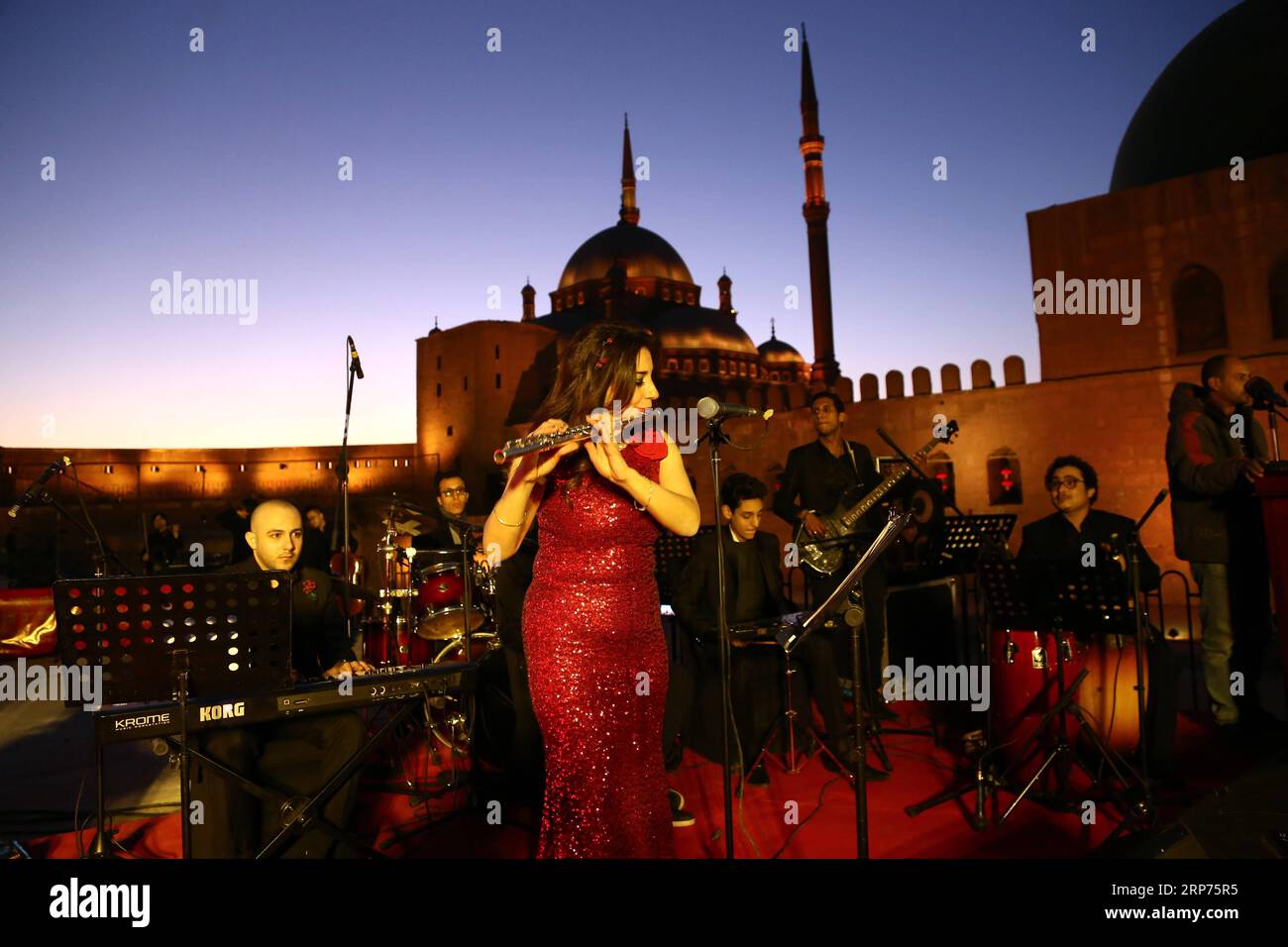 (190129) -- CAIRO, 29 gennaio 2019 -- artisti egiziani si esibiscono alla cerimonia di illuminazione della cittadella di Saladino al Cairo, Egitto, 28 gennaio 2019. In mezzo a una gioiosa notte d'inverno musicale, la rinomata Cittadella Saladin del Cairo il lunedì illuminata di rosso per celebrare il Festival di Primavera Cinese. EGITTO-CAIRO-CERIMONIA DI ILLUMINAZIONE-FESTA DI PRIMAVERA CINESE-CELEBRAZIONE AHMEDXGOMAA PUBLICATIONXNOTXINXCHN Foto Stock