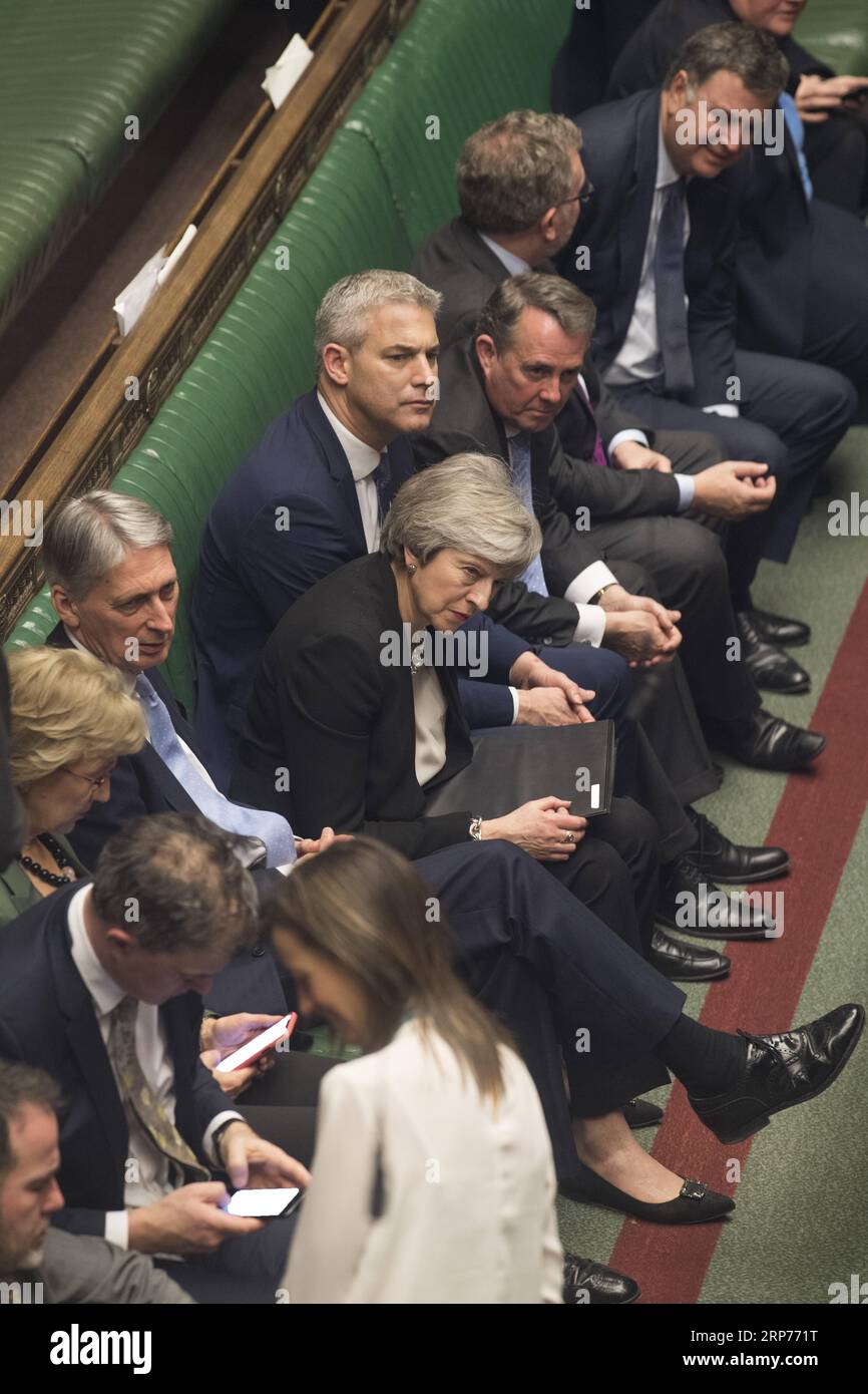 (190129) -- LONDRA, 29 gennaio 2019 -- il primo ministro britannico Theresa May (C) è stato visto durante la votazione sugli emendamenti Brexit Deal alla camera dei comuni di Londra, Regno Unito, il 29 gennaio 2019. Pochi giorni dopo aver subito la più grande umiliazione nella storia politica britannica, il primo ministro Theresa May è stato più vicino che mai martedì a raggiungere finalmente un elusivo accordo sulla Brexit. Con 317 voti contro 301, i deputati della camera dei comuni hanno dato il loro sostegno all'accordo di May che hanno respinto all'inizio di questo mese, a condizione che vengano apportate modifiche alla cosiddetta questione del confine irlandese. ) BRITAIN-LONDON-THERESA MAY-BREXIT D. Foto Stock