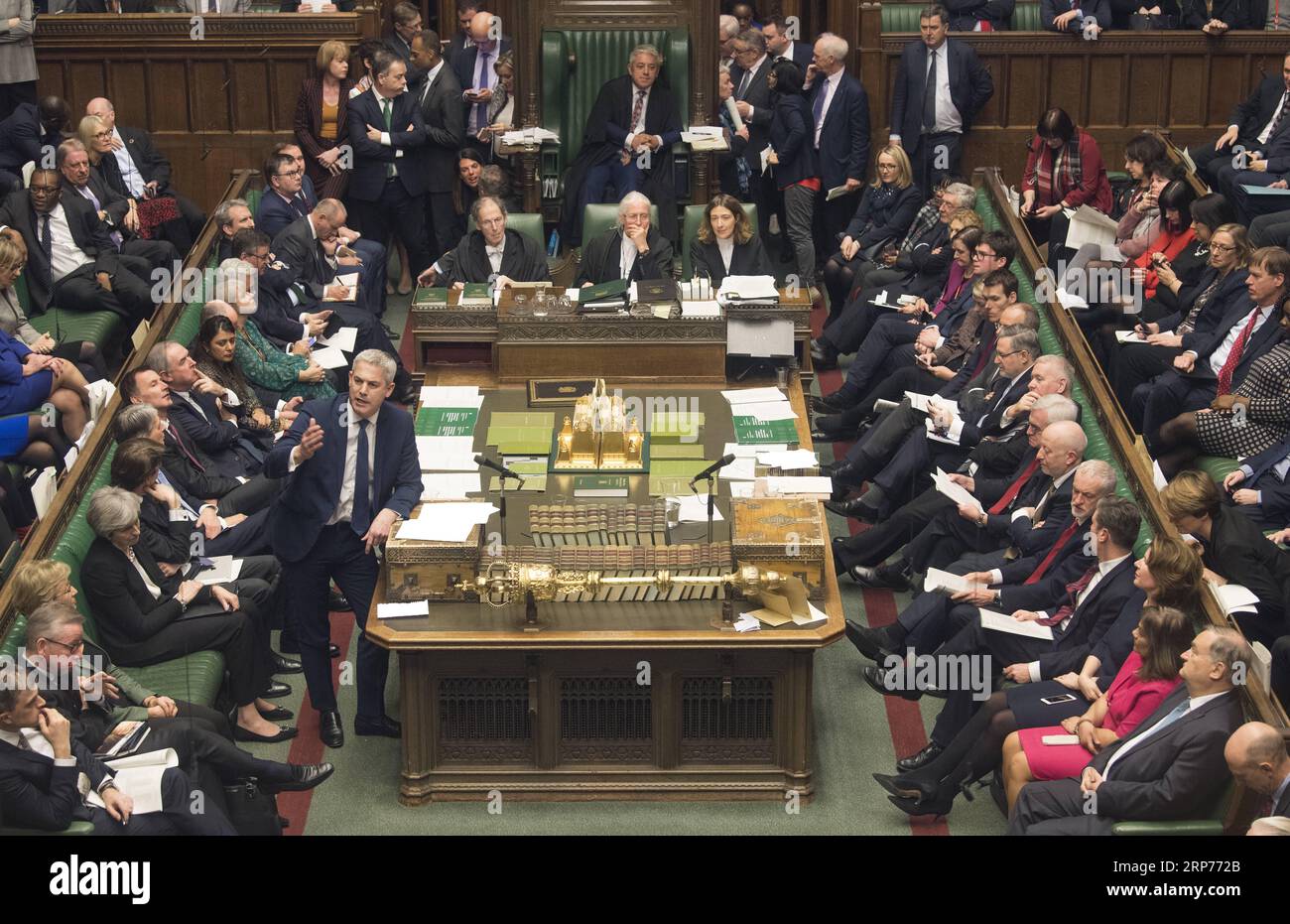 (190129) -- LONDRA, 29 gennaio 2019 -- il segretario britannico alla Brexit Stephen Barclay (C-L, Front) è stato visto durante la votazione sugli emendamenti Brexit Deal alla camera dei comuni di Londra, Regno Unito, il 29 gennaio 2019. Pochi giorni dopo aver subito la più grande umiliazione nella storia politica britannica, il primo ministro Theresa May è stato più vicino che mai martedì a raggiungere finalmente un elusivo accordo sulla Brexit. Con 317 voti contro 301, i deputati della camera dei comuni hanno dato il loro sostegno all'accordo di May che hanno respinto all'inizio di questo mese, a condizione che vengano apportate modifiche alla cosiddetta questione del confine irlandese. ) BRITAIN-LONDON-THERE Foto Stock