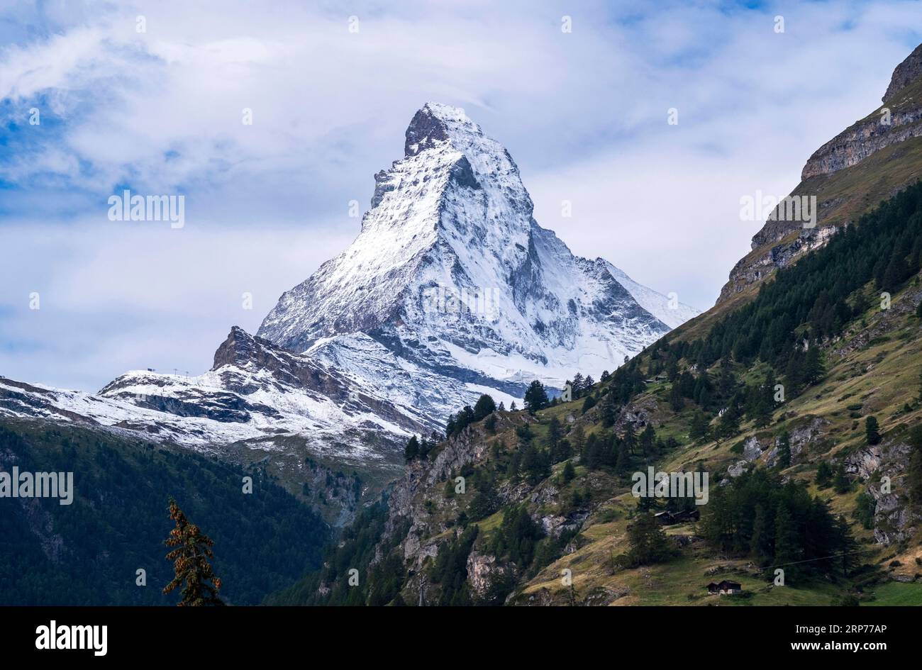 L'iconica montagna del Cervino dopo una fresca caduta di neve alla fine di agosto. Vista da Zermatt, Canton Vallese, Svizzera. Foto Stock