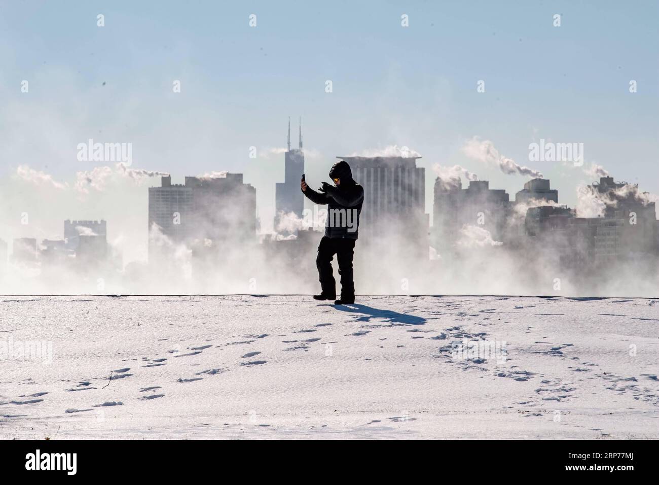 News Themen der Woche KW05 News Bilder des Tages 190130 -- CHICAGO, 30 gennaio 2019 -- Un uomo fa un selfie video con lo skyline di Chicago sullo sfondo dal porto di Montrose a Chicago, negli Stati Uniti, il 30 gennaio 2019. Il record di Chicago per la temperatura più fredda è stato infranto mercoledì mentre il vortice polare ha colpito la più grande città del Midwest degli Stati Uniti, secondo il National Weather Service NWS. U.S.-CHICAGO-TEMPERATURE-PIU' FREDDE-RECORD-BREAKING PATRICKXGORSKI PUBLICATIONXNOTXINXCHN Foto Stock