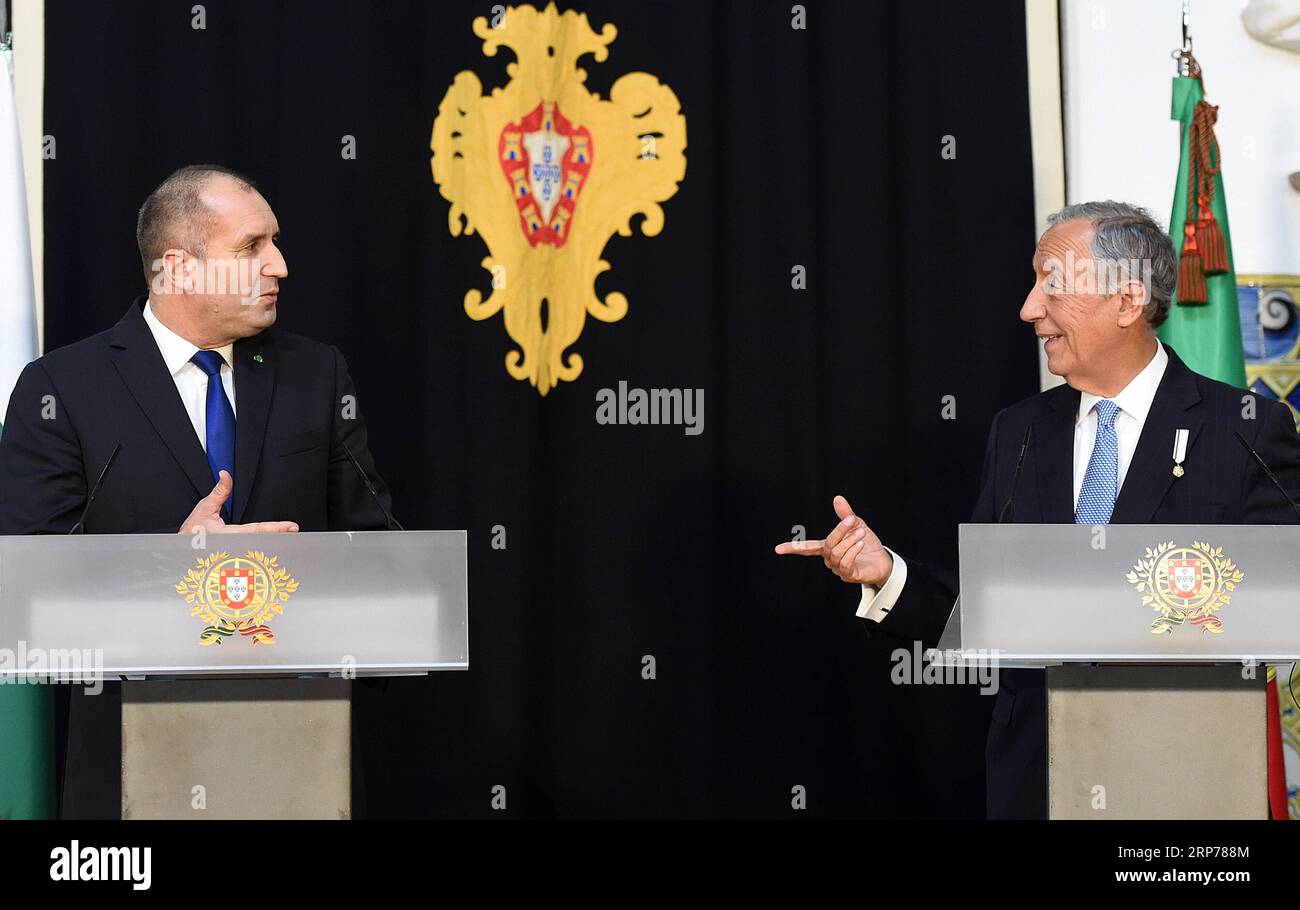 (190131) -- LISBONA, 31 gennaio 2019 (Xinhua) -- il presidente portoghese Marcelo Rebelo de Sousa (R) e il presidente bulgaro in visita Rumen Radev tengono una conferenza stampa congiunta al palazzo di Belém a Lisbona, Portogallo, il 30 gennaio 2019. Le relazioni tra Bulgaria e Portogallo sono un simbolo del futuro dell'Europa, in quanto i due paesi possono cooperare e dialogare cercando un terreno comune sulla base dei valori europei, come ha affermato mercoledì il Presidente bulgaro Rumen Radev. (Xinhua/Zhang Liyun) PORTOGALLO-LISBONA-BULGARIA-PRESIDENTE-VISITA PUBLICATIONxNOTxINxCHN Foto Stock