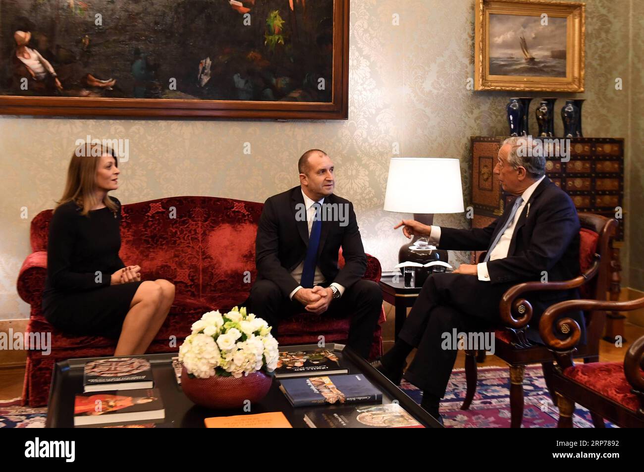 (190131) -- LISBONA, 31 gennaio 2019 (Xinhua) -- il presidente portoghese Marcelo Rebelo de Sousa (R) parla con il presidente bulgaro in visita Rumen Radev (C) e sua moglie Desislava Radeva al palazzo Belem di Lisbona, Portogallo, il 30 gennaio 2019. Le relazioni tra Bulgaria e Portogallo sono un simbolo del futuro dell'Europa, in quanto i due paesi possono cooperare e dialogare cercando un terreno comune sulla base dei valori europei, come ha affermato mercoledì il Presidente bulgaro Rumen Radev. (Xinhua/Zhang Liyun) PORTOGALLO-LISBONA-BULGARIA-PRESIDENTE-VISITA PUBLICATIONxNOTxINxCHN Foto Stock