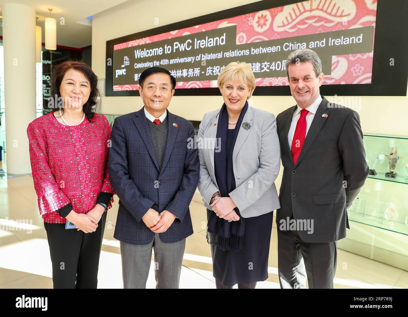 (190131) -- DUBLINO, 31 gennaio 2019 () -- Ambasciatore cinese in Irlanda Yue Xiaoyong (2nd L) e ministro irlandese delle imprese, delle imprese e dell'innovazione Heather Humphreys (2nd R) posa per una foto durante un evento che celebra il 40° anniversario dell'istituzione di legami diplomatici tra Cina e Irlanda e il prossimo Capodanno lunare cinese, a Dublino, Irlanda, 30 gennaio 2019. I legami economici, sociali e politici tra Irlanda e Cina si sono intensificati e si sono dimostrati reciprocamente vantaggiosi da quando i due paesi hanno stabilito relazioni diplomatiche 40 anni fa, Irish Business, Enterprise ed io Foto Stock