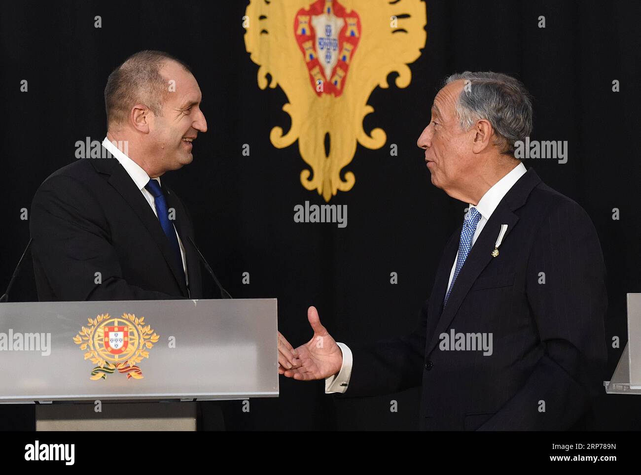 (190131) -- LISBONA, 31 gennaio 2019 (Xinhua) -- il presidente portoghese Marcelo Rebelo de Sousa (R) stringe la mano al presidente bulgaro in visita Rumen Radev dopo una conferenza stampa congiunta al palazzo Belem di Lisbona, in Portogallo, il 30 gennaio 2019. Le relazioni tra Bulgaria e Portogallo sono un simbolo del futuro dell'Europa, in quanto i due paesi possono cooperare e dialogare cercando un terreno comune sulla base dei valori europei, come ha affermato mercoledì il Presidente bulgaro Rumen Radev. (Xinhua/Zhang Liyun) PORTOGALLO-LISBONA-BULGARIA-PRESIDENTE-VISITA PUBLICATIONxNOTxINxCHN Foto Stock