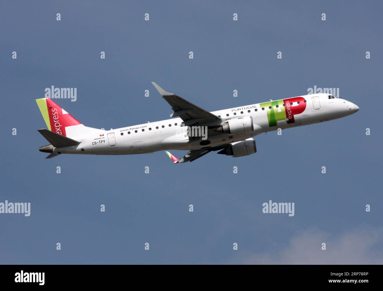Un Embraer 190-100LR della filiale Air Portugal TAP Express parte dall'aeroporto di Gatwick Foto Stock