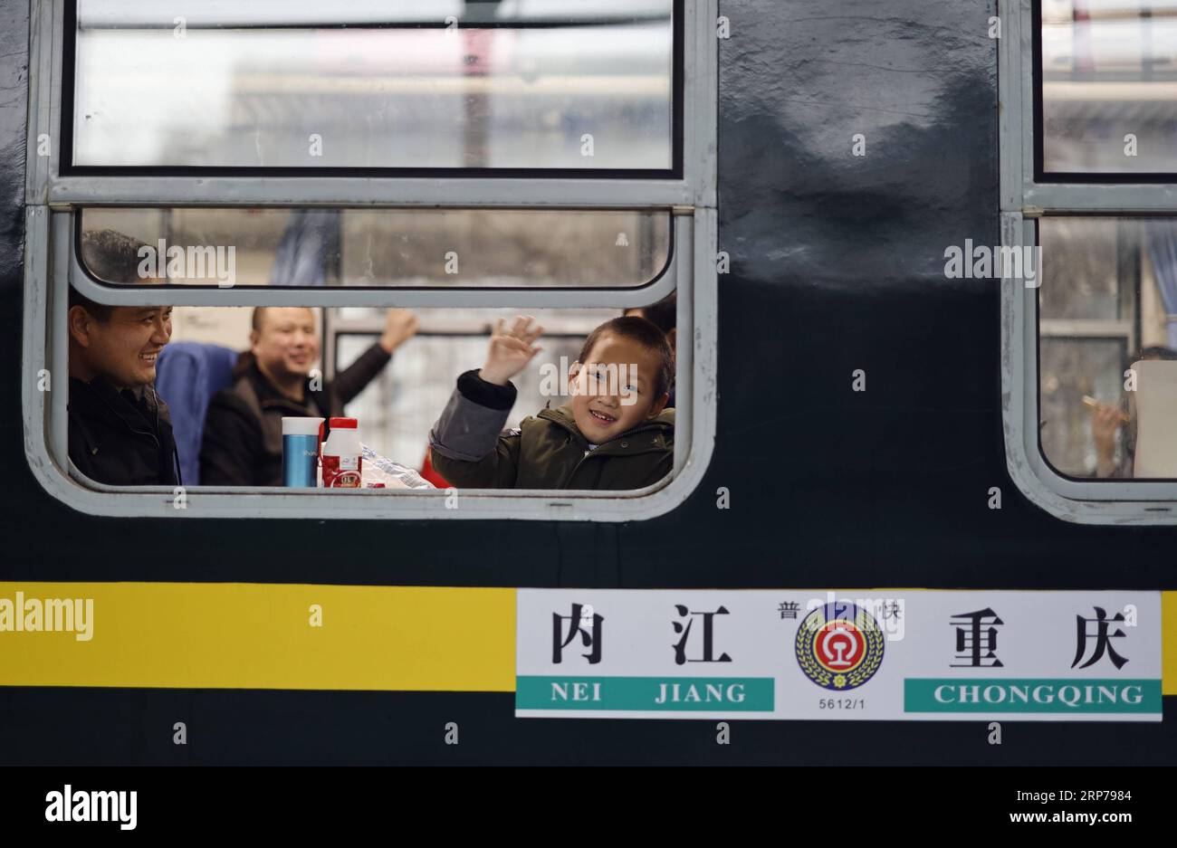 (190201) -- CHONGQING, Feb. 1, 2019 (Xinhua) -- Un piccolo passeggero ondeggia la mano su un treno verde a bassa velocità dal comune di Chongqing della Cina sud-occidentale alla città di Neijiang nella provincia di Sichuan della Cina sud-occidentale, 31 gennaio 2019. I treni verdi a bassa velocità sono ancora in funzione poiché i treni proiettile passano attraverso nuove stazioni in tutta la Cina. I vecchi treni verdi sono un'alternativa a basso costo per le persone che viaggiano durante la corsa al festival di primavera del 2019. (Xinhua/Liu Chan) CHINA-SPRING FESTIVAL-TRAVEL RUSH-GREEN TRAIN (CN) PUBLICATIONxNOTxINxCHN Foto Stock