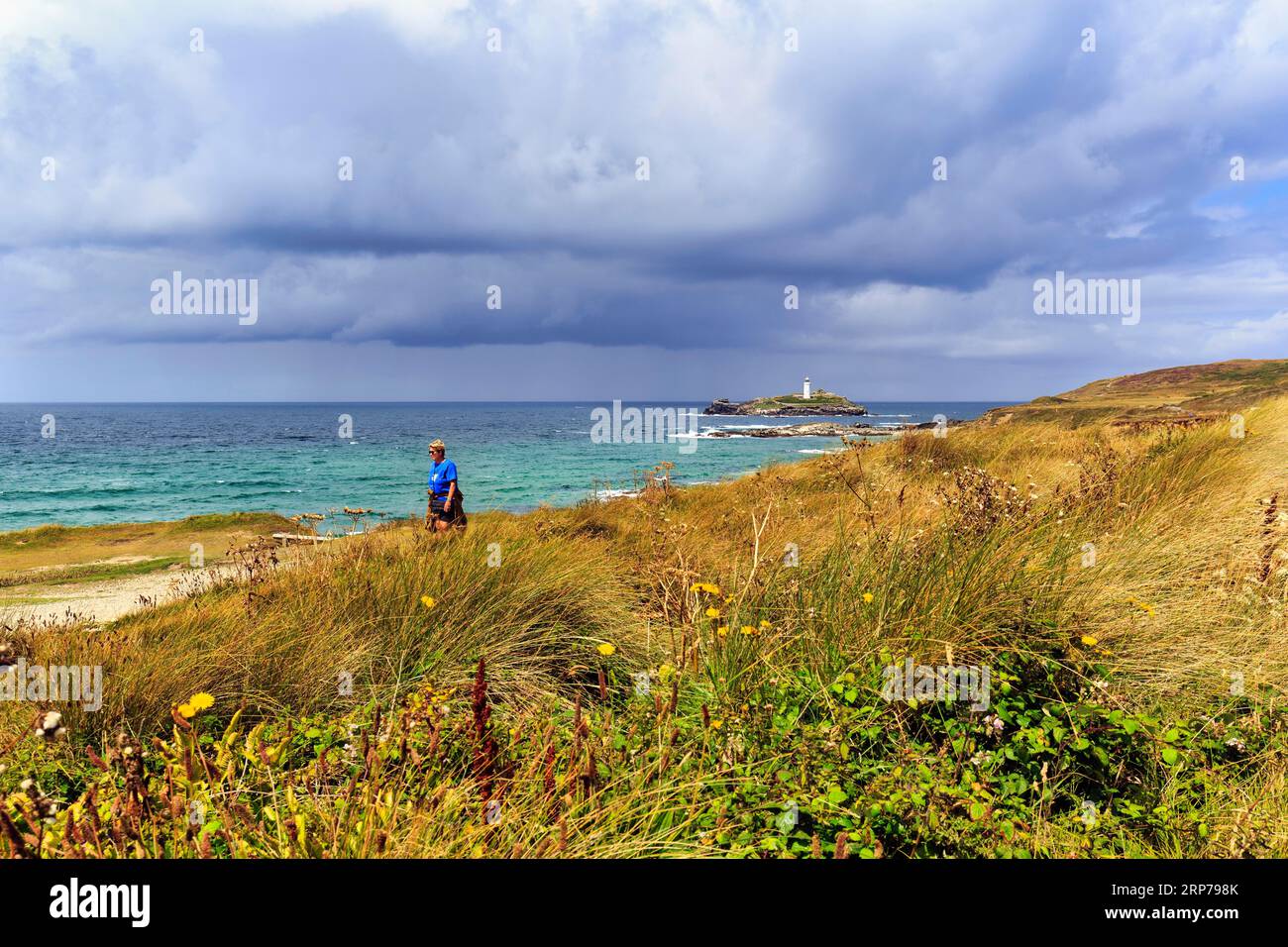 Sentiero pedonale, percorso della costa sud-occidentale, costa con Godrevy Island e faro, Landscape Conservation area, National Trust, Gwithian, St Ives Bay Foto Stock