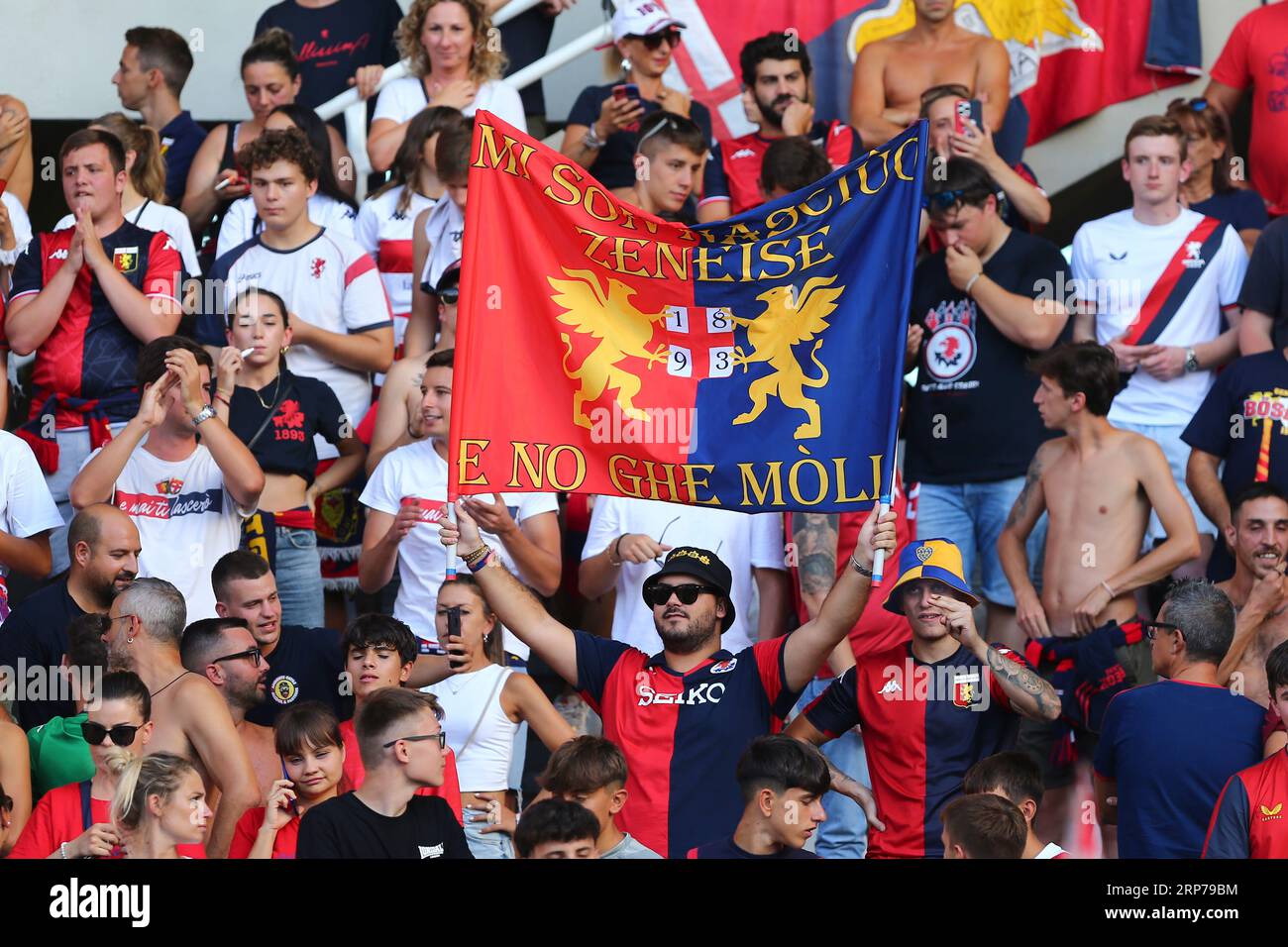 Tifoso del Genoa durante la partita di serie A tra Torino FC e Genoa CFC il 3 settembre 2023 allo Stadio Olimpico grande Torino di Torino. Foto Stock