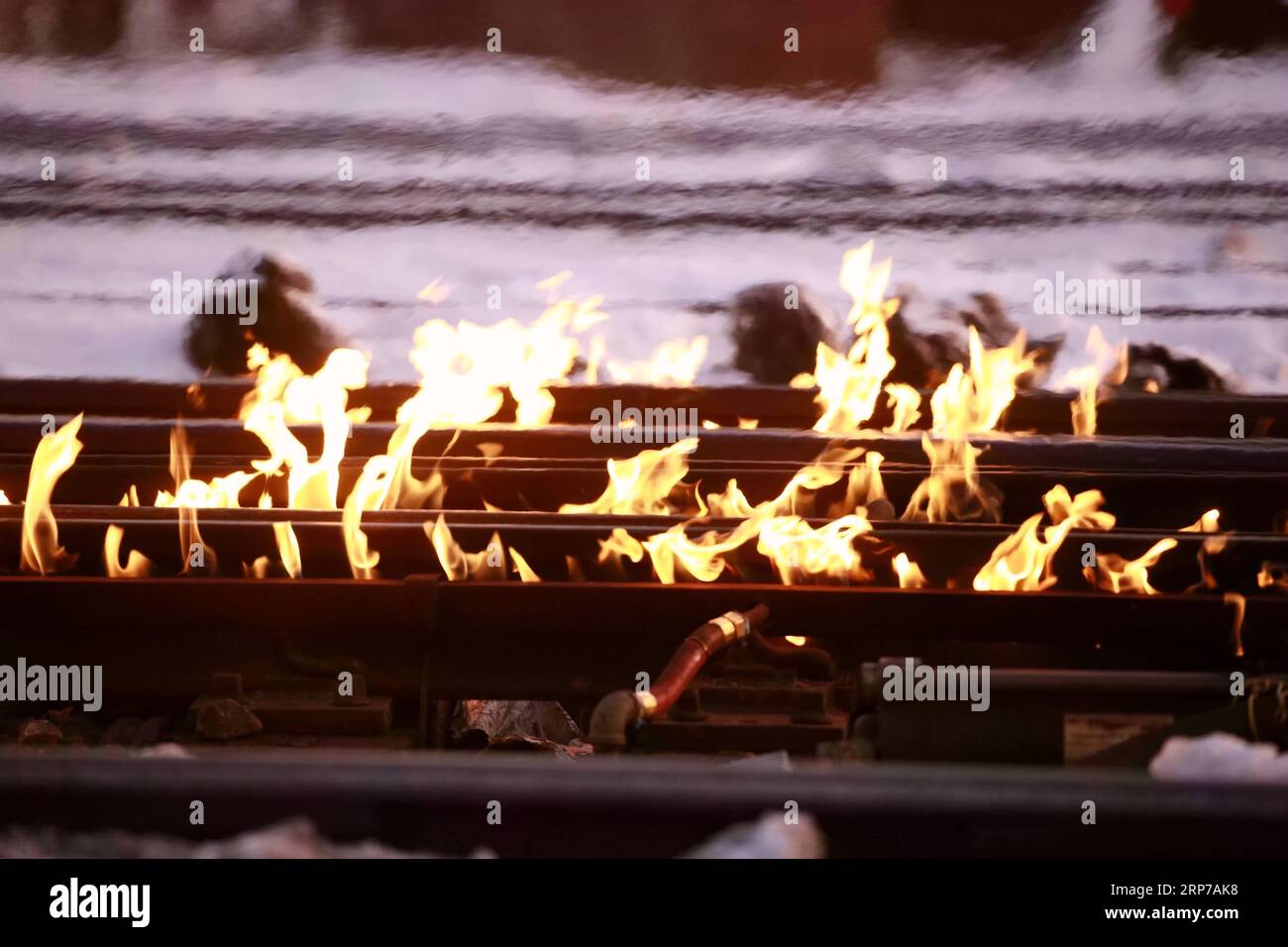 (190202) -- CHICAGO, 2 febbraio 2019 (Xinhua) -- i binari ferroviari sono incendiati per garantire la sicurezza dei treni Metra alla stazione di Western Avenue a Chicago, negli Stati Uniti, il 1 febbraio 2019. Il sistema ferroviario di Chicago utilizza riscaldatori alimentati a gas che corrono lungo i binari per mantenerli caldi, nel caso in cui i binari congelati causino disagi al traffico. La città più grande del Midwest degli Stati Uniti è stata colpita dal vortice polare con una temperatura minima che ha raggiunto il minimo record di meno 30 gradi Celsius il mercoledì. (Xinhua/Wang Ping) U.S.-CHICAGO-EXTREME-COLD-TRAIN TRACK-FIRE PUBLICATIONxNOTxINxCHN Foto Stock