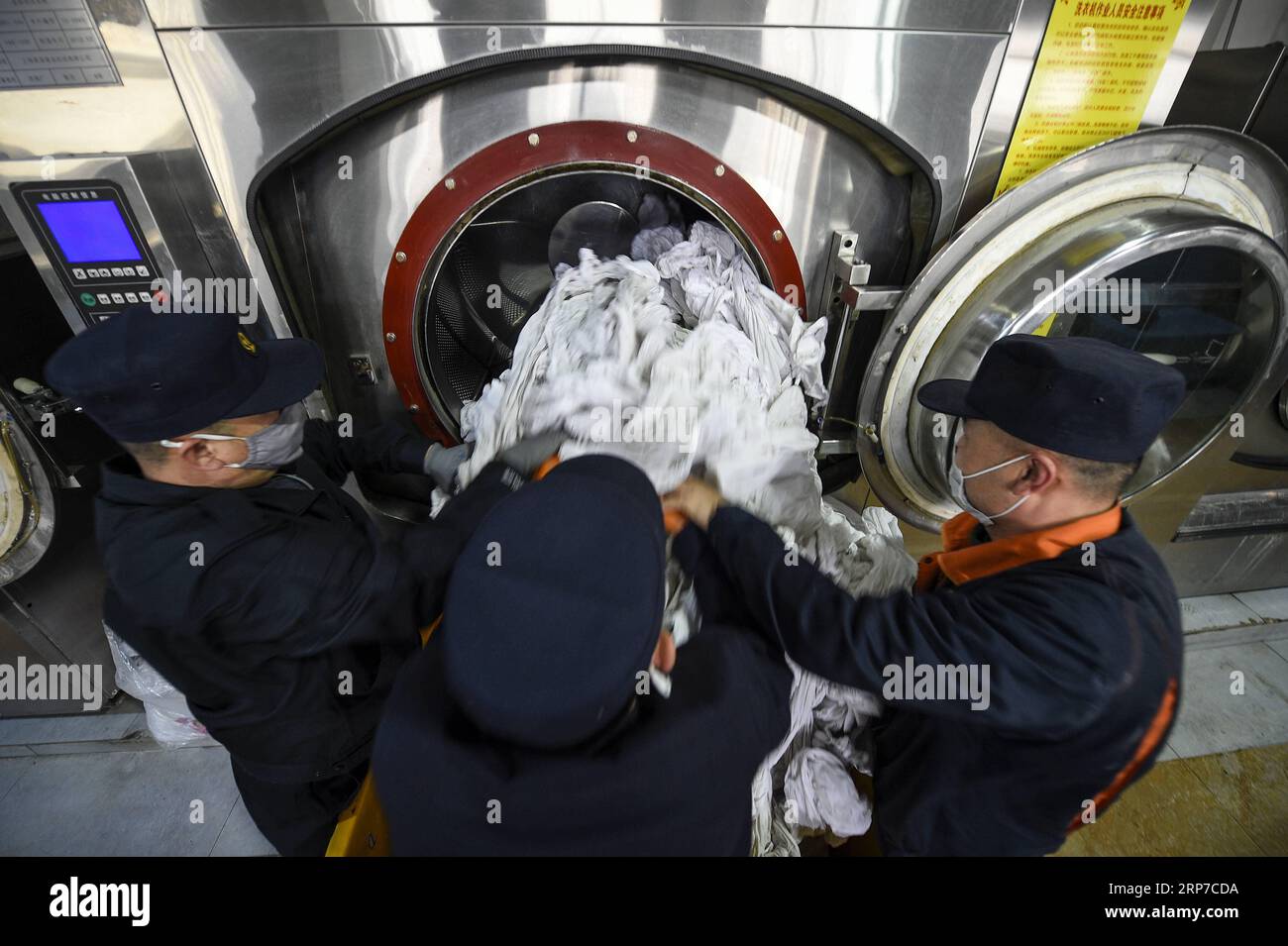 (190203) -- YINCHUAN, 3 febbraio 2019 (Xinhua) -- i membri del personale raccolgono biancheria da letto del treno lavata in un centro di servizi di lavanderia ferroviaria a Yinchuan, regione autonoma Ningxia Hui della Cina nord-occidentale, 1 febbraio 2019. Durante la stagione dei viaggi del Festival di Primavera Cinese, il personale del servizio di lavanderia presso la sezione passeggeri di Yinchuan dell'Amministrazione ferroviaria di Lanzhou sarà incaricato di pulire più di 80.000 pezzi, o circa 18 tonnellate, di lettiere del treno al giorno. In un centro lavanderia di 1.300 metri quadrati, i lavoratori lavano, asciugano, stirano, smistano e confezionano le lenzuola per i viaggi in treno in arrivo. (Xinhua/Feng Kaihua) CHINA-NING Foto Stock