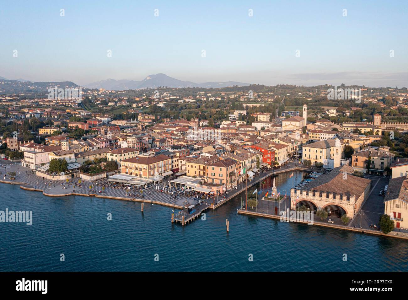 Vista aerea, Lazise con il centro storico, provincia di Verona, lago di Garda, Italia Foto Stock