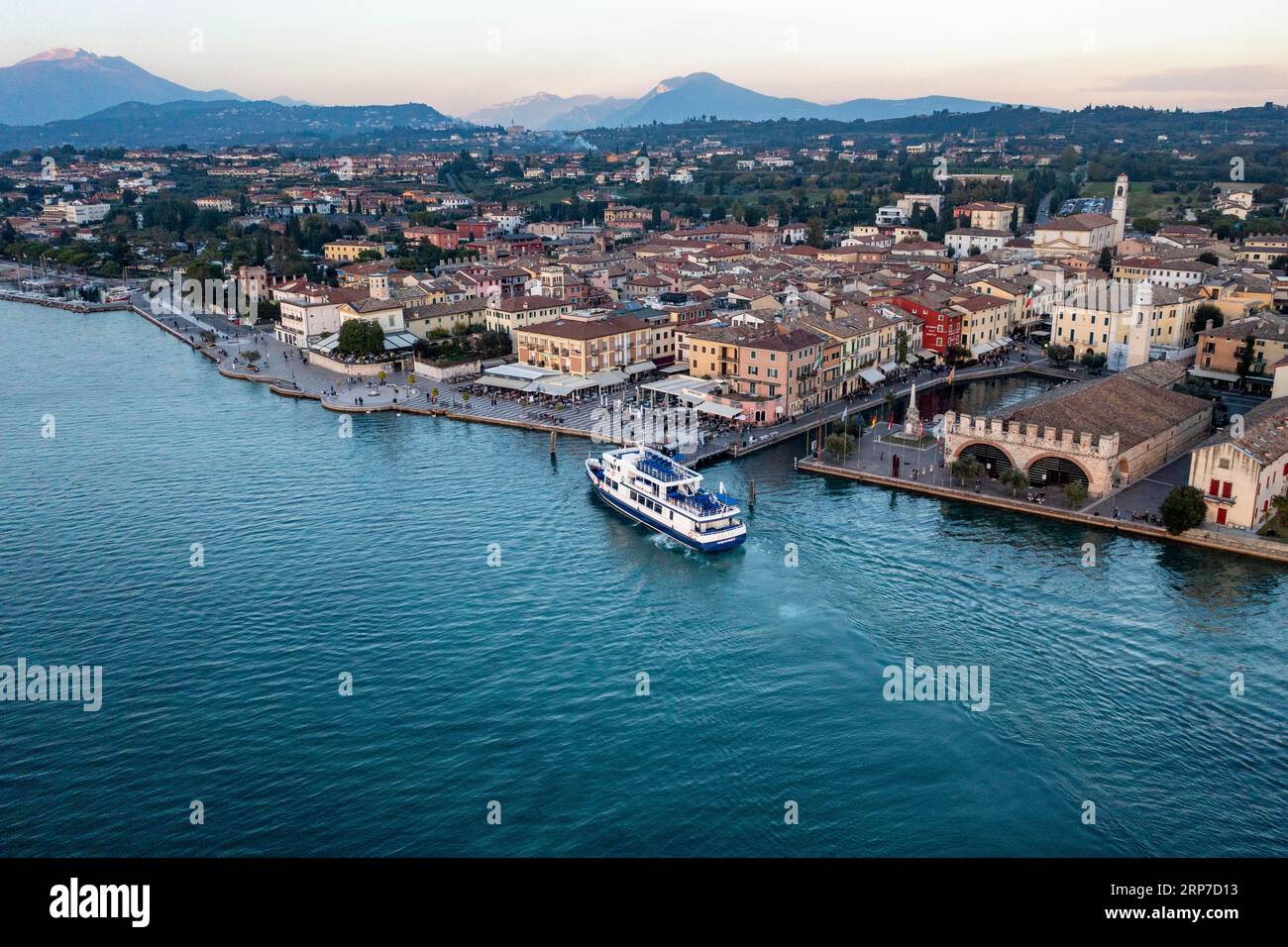 Vista aerea, Lazise con il centro storico, provincia di Verona, lago di Garda, Italia Foto Stock