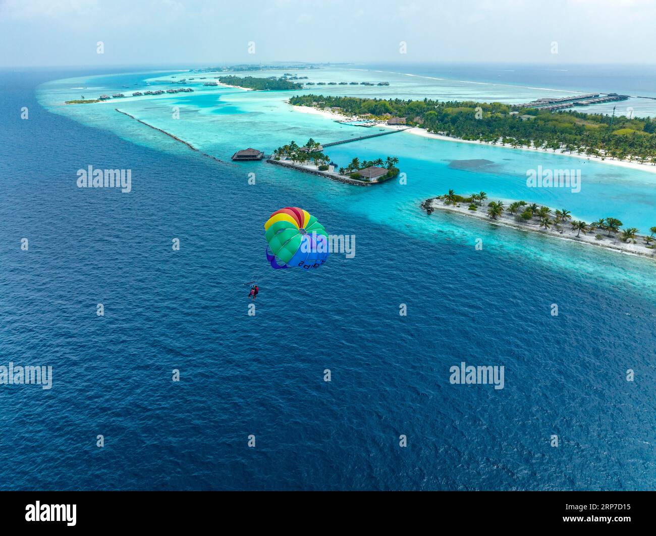 Vista aerea, Oceano Indiano, vacanza, isola paradisiaca, parapendio con barca, Lankanfushi, Atollo Nord di male, Maldive Foto Stock