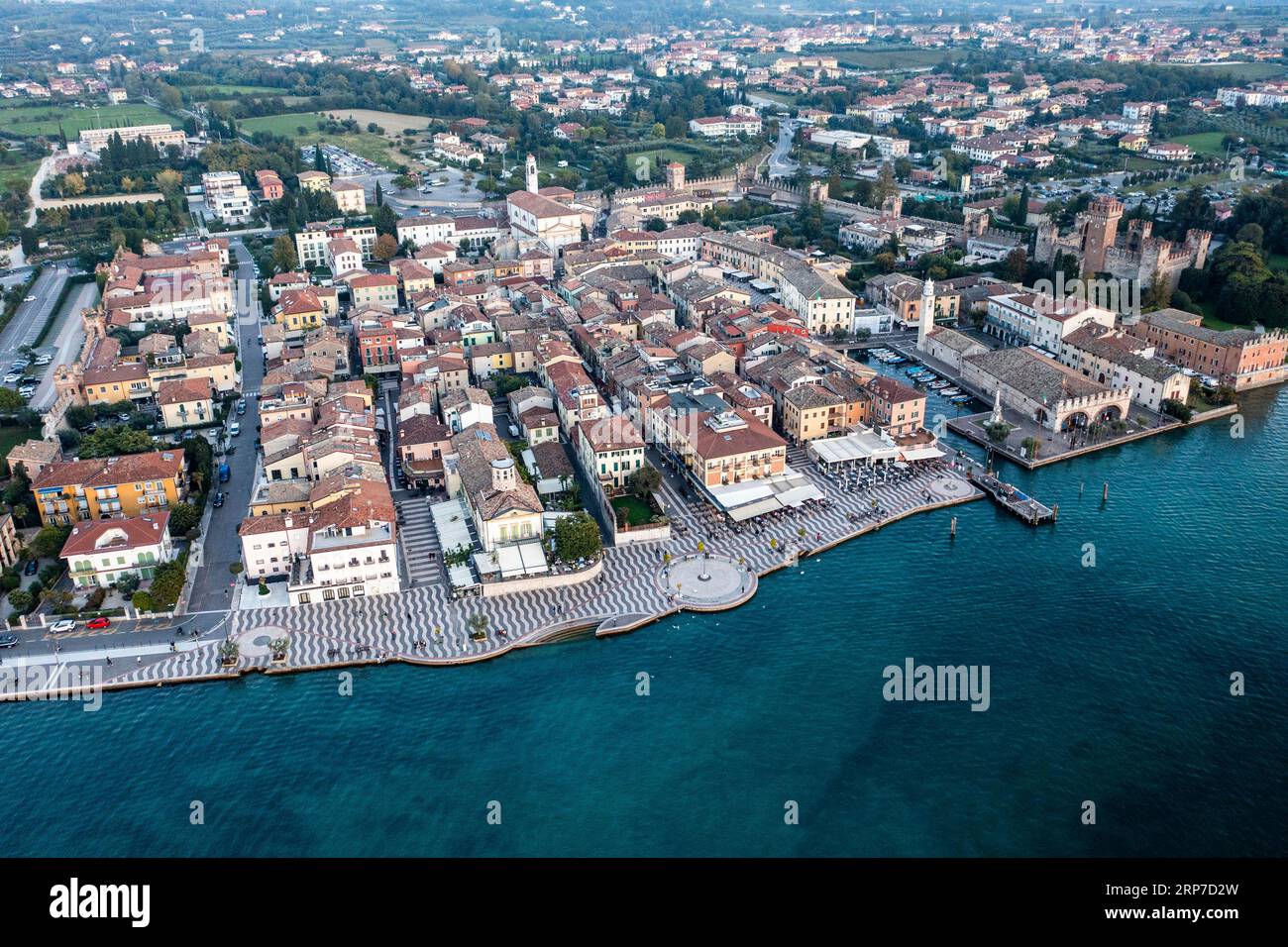 Vista aerea, Lazise con il centro storico, provincia di Verona, lago di Garda, Italia Foto Stock