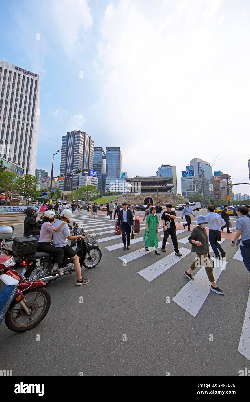 I coreani che attraversano la strada, lo storico Namdaemun City Gate o Great South Gate sul retro e i grattacieli di Seoul, Jung-GU, Seoul, South Foto Stock