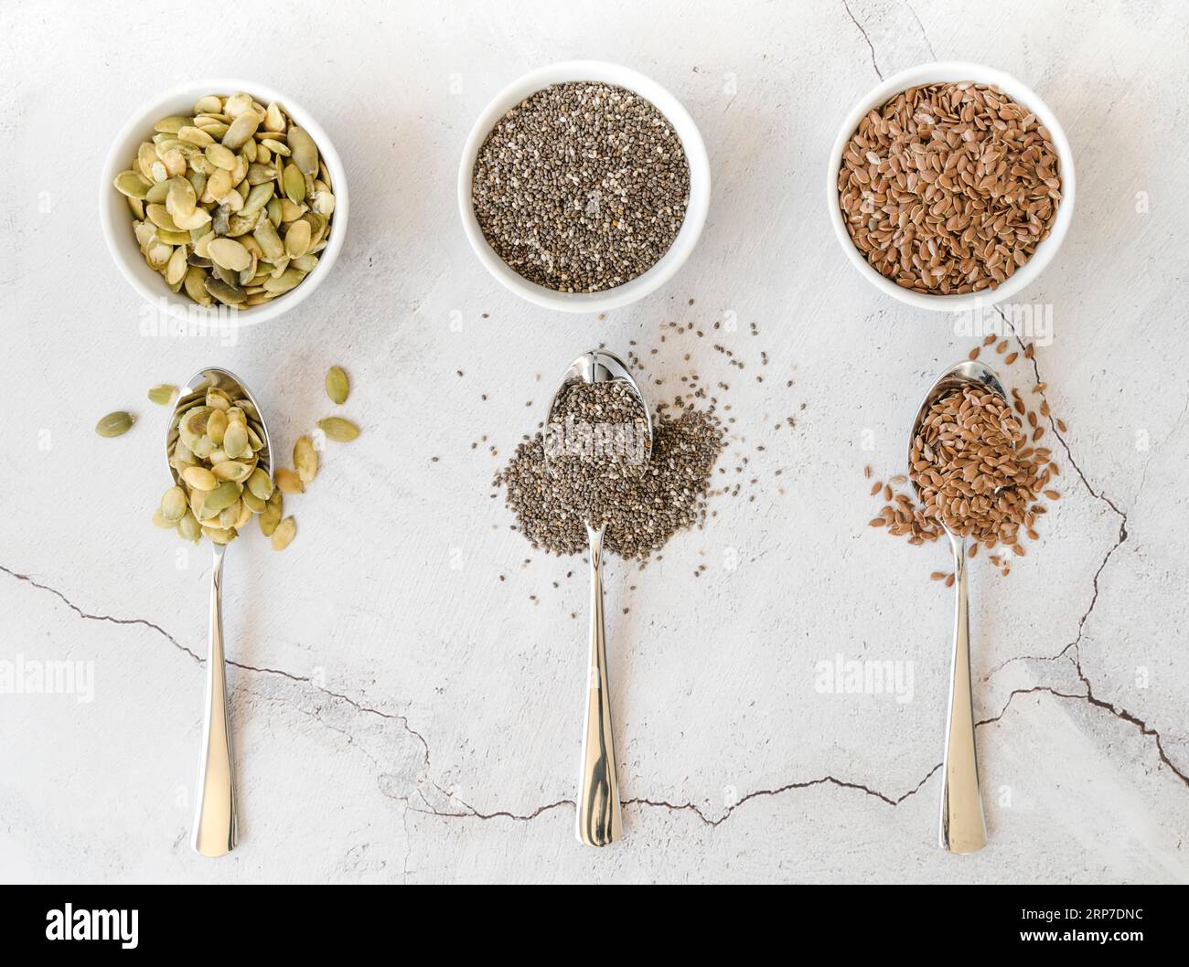 Ciotole con vari cucchiai per semi Foto Stock