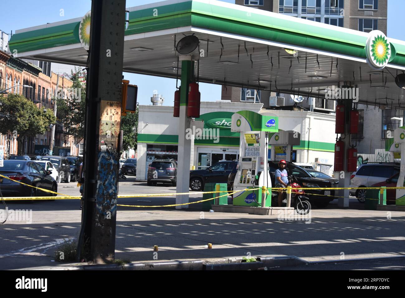 Brooklyn, Stati Uniti. 3 settembre 2023. Il nastro della polizia protegge la scena del crimine fuori dalla stazione di servizio BP dopo una sparatoria alla stazione di servizio. Oggi mattina verso le 4:07 la polizia ha risposto a una chiamata al 911 di un maschio sparato al 1525 di Myrtle Avenue a Brooklyn, New York. Gli agenti hanno trovato un maschio di 33 anni con una ferita d'arma da fuoco alla testa. La vittima è stata trasportata da EMS a NYC Health and Hospitals/Elmhurst dove è stato dichiarato morto. Non ci sono arresti e le indagini sono ancora in corso. Credito: SOPA Images Limited/Alamy Live News Foto Stock