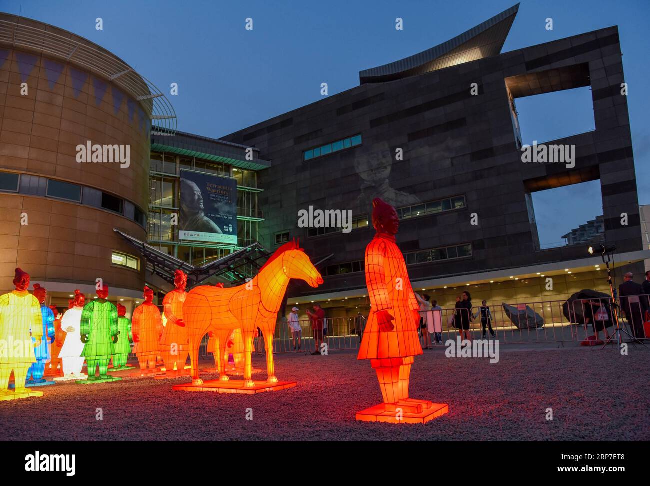 (190205) - WELLINGTON, 5 febbraio 2019 (Xinhua) -- lanterne guerriere di terracotta sono in mostra all'esterno del National Museum of New Zealand, a Wellington, nuova Zelanda il 5 febbraio 2019. Per celebrare il Capodanno lunare cinese, queste lanterne saranno accese ogni sera dalle 20:00 a mezzanotte. Prima di Wellington, queste lanterne sono state esposte in diverse località iconiche in tutto il mondo, tra cui Sydney Harbour, Zagabria, Praga, Edimburgo e Manchester. (Xinhua/Guo lei) NEW ZEALAND-WELLINGTON-TERRACOTTA WARRIORS-LANTERN PUBLICATIONxNOTxINxCHN Foto Stock