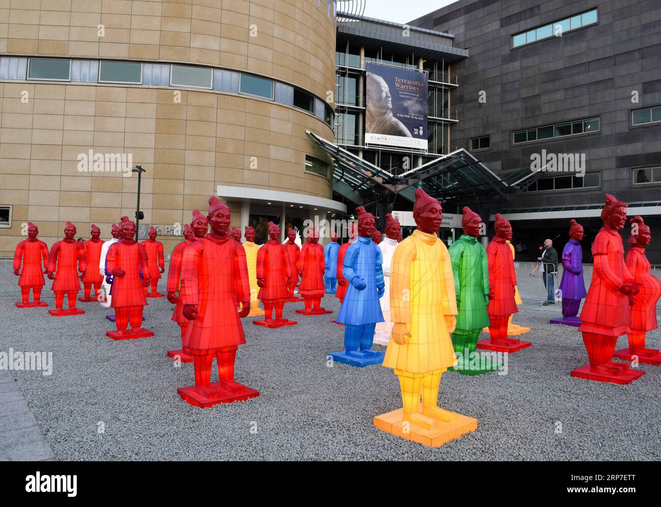 (190205) - WELLINGTON, 5 febbraio 2019 (Xinhua) -- lanterne guerriere di terracotta sono in mostra all'esterno del National Museum of New Zealand, a Wellington, nuova Zelanda il 5 febbraio 2019. Per celebrare il Capodanno lunare cinese, queste lanterne saranno accese ogni sera dalle 20:00 a mezzanotte. Prima di Wellington, queste lanterne sono state esposte in diverse località iconiche in tutto il mondo, tra cui Sydney Harbour, Zagabria, Praga, Edimburgo e Manchester. (Xinhua/Guo lei) NEW ZEALAND-WELLINGTON-TERRACOTTA WARRIORS-LANTERN PUBLICATIONxNOTxINxCHN Foto Stock