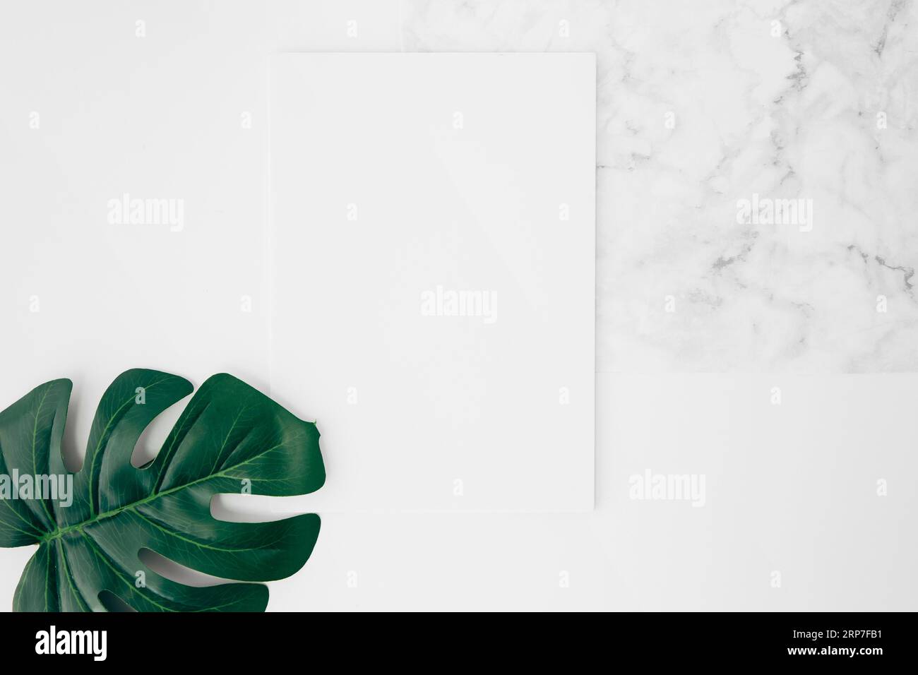 Scrivania per carte di credito bianca bianca con vista elevata Foto Stock