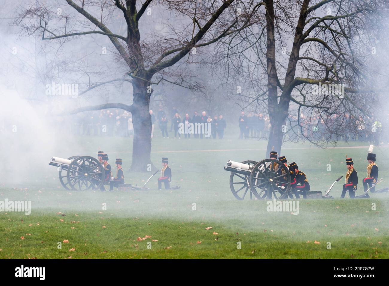 (190206) -- LONDRA, 6 febbraio 2019 -- i membri della King S Troop Royal Horse Artillery lanciano un saluto di pistola per celebrare il 67° anniversario della sua ascesa al trono della regina Elisabetta II a Green Park a Londra, in Gran Bretagna, il 6 febbraio 2019. ) BRITAIN-LONDON-ACCESSION DAY-QUEEN ELIZABETH II-ROYAL GUN SALUTA RAYXTANG PUBLICATIONXNOTXINXCHN Foto Stock