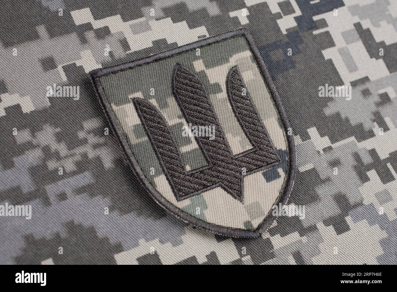 KIEV, UCRAINA - 5 ottobre 2022. Invasione russa in Ucraina 2022. Ukraine Army Uniform spalla sleeve insignia badge su mimetizzata uniforme backgrou Foto Stock