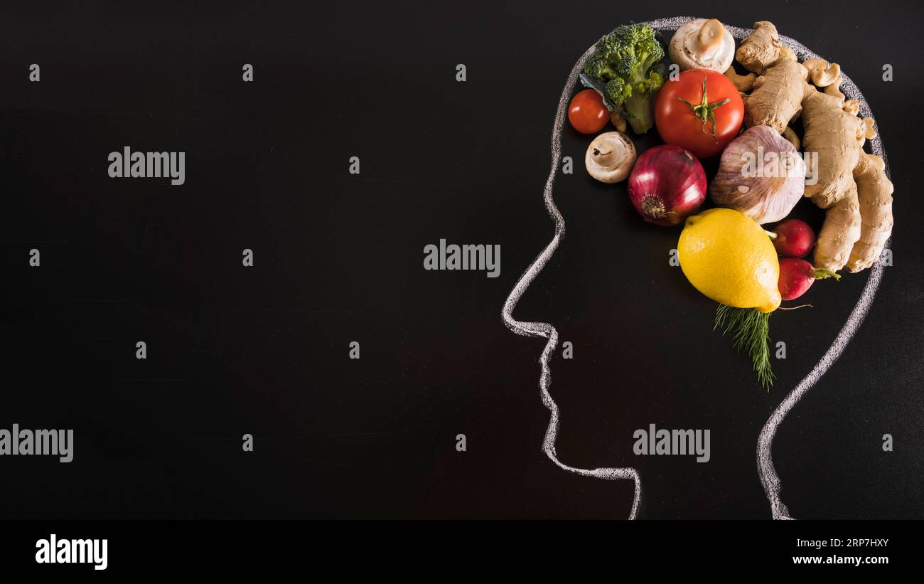Gesso disegnato testa umana con cibo sano cervello lavagna Foto Stock
