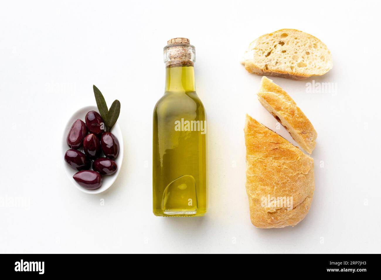 Bottiglia di olio d'oliva, pane alle olive viola Foto Stock