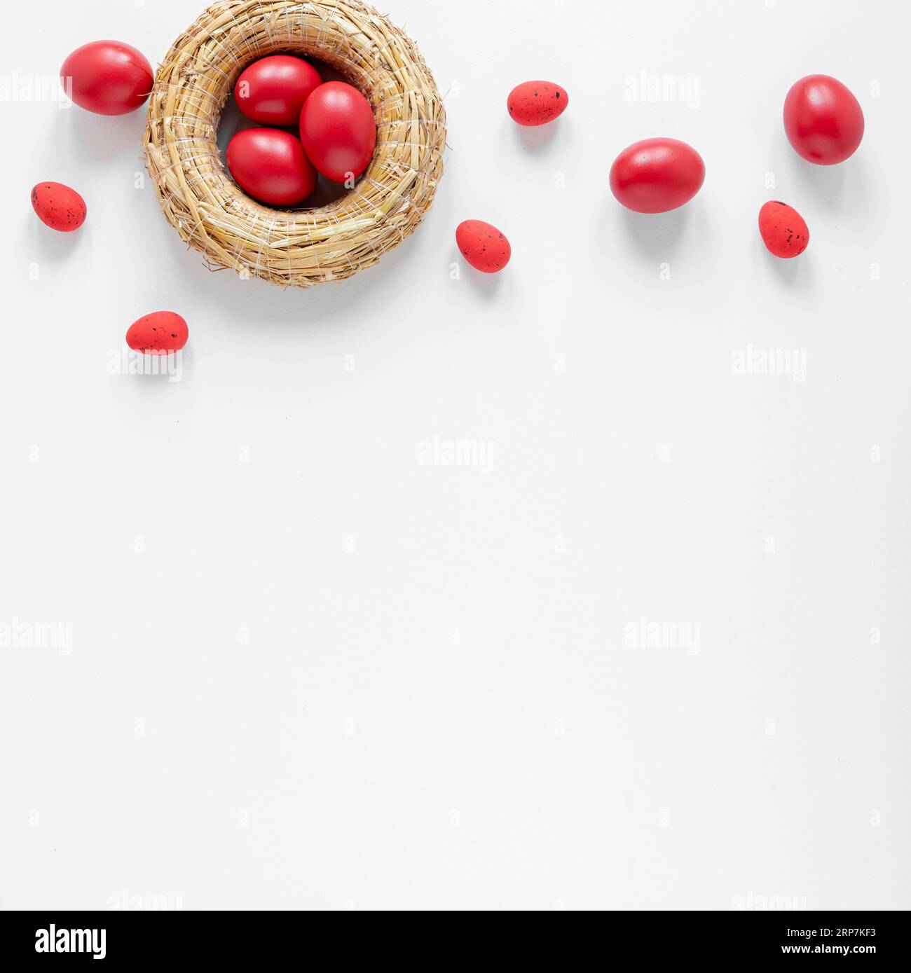 Cestino con uova rosse con spazio per la copia Foto Stock