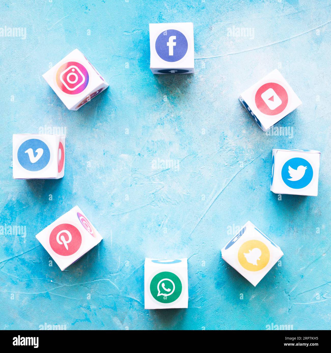 Blocca le icone dei social media disposte a forma circolare con sfondo testurizzato Foto Stock