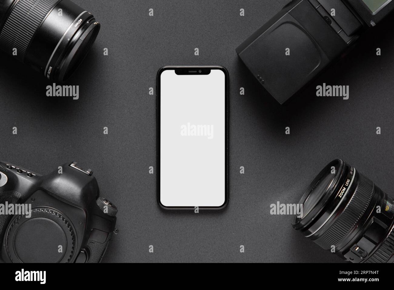 Concetto grafico con accessori per fotocamera centrale per smartphone Foto Stock