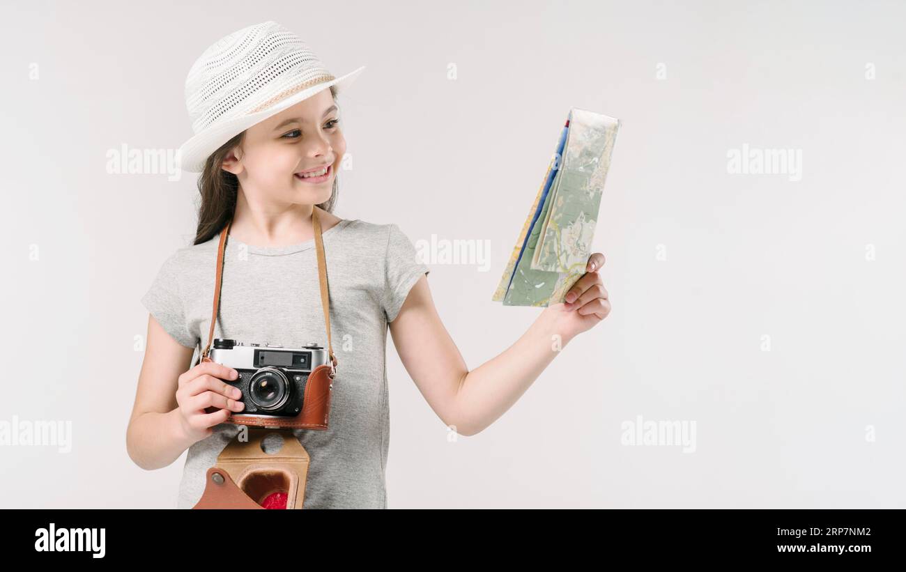 Viaggiatore junior con fotocamera per mappe Foto Stock