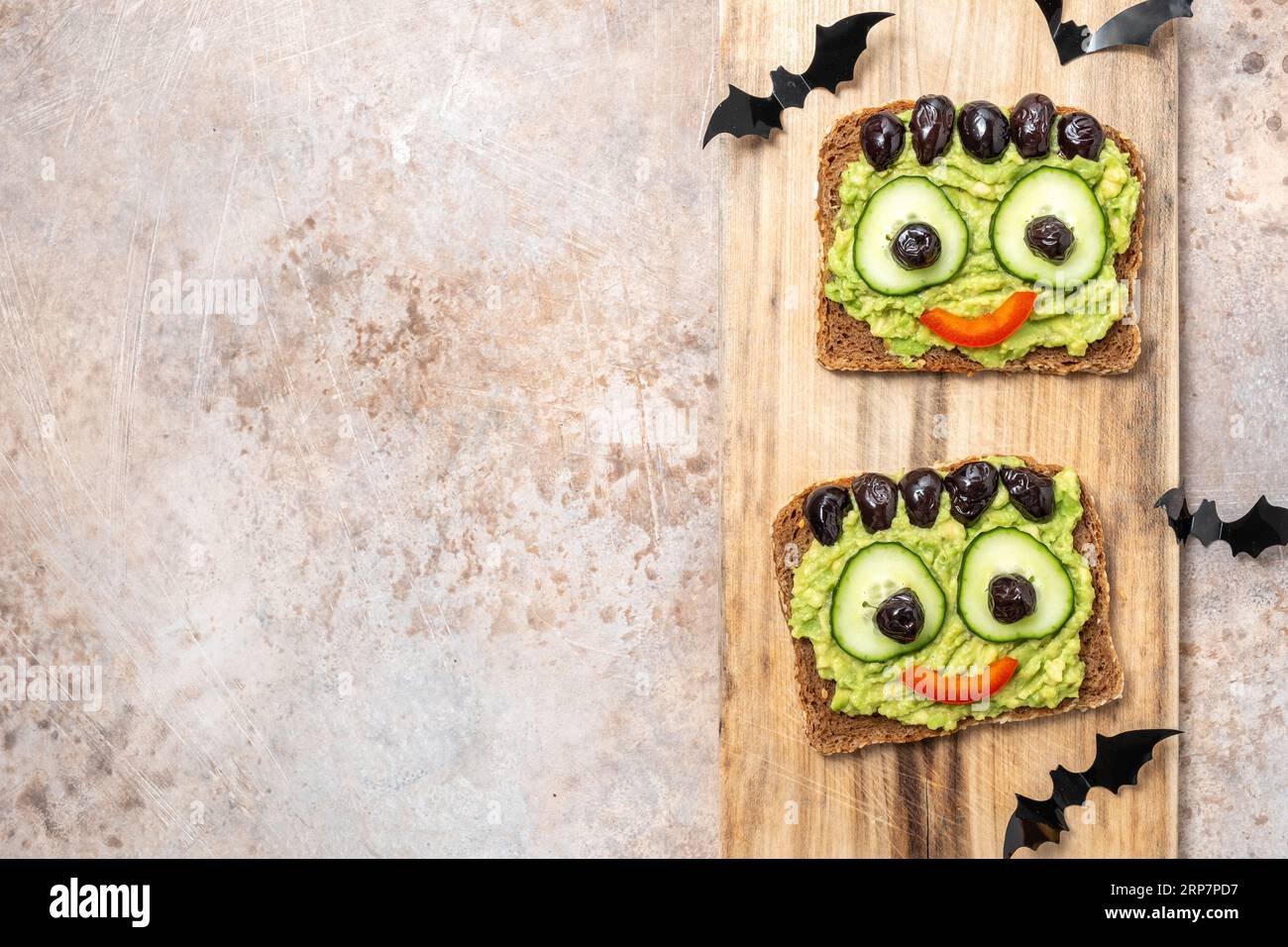 Brindisi con un mostro verde di avocado per Halloween Foto Stock