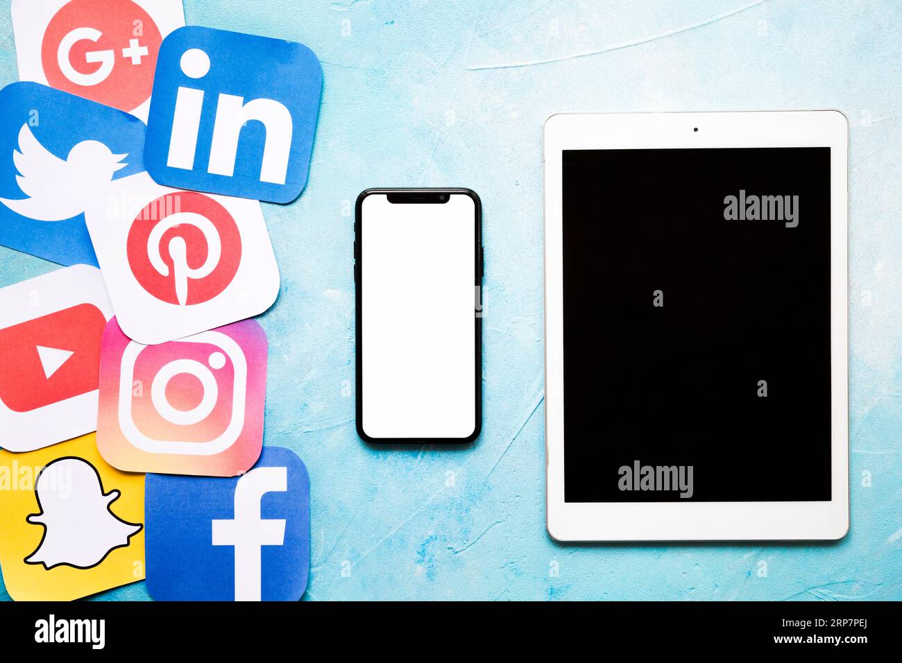 Icone dei social media con parete colorata blu per cellulare digitale tablet Foto Stock