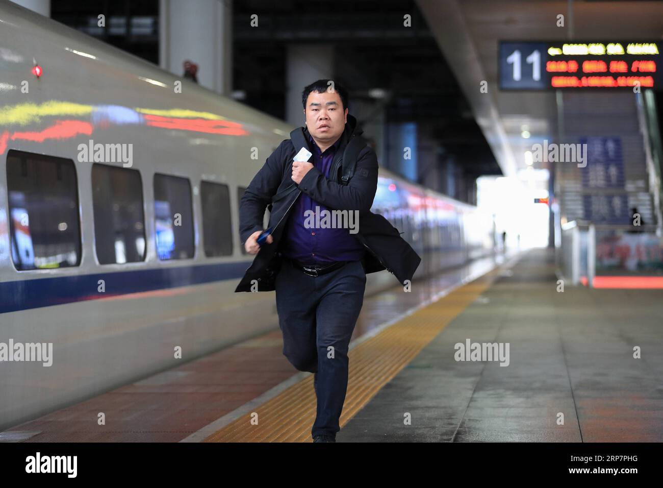 (190210) -- GUIYANG, 10 febbraio 2019 (Xinhua) -- Un passeggero si precipita a salire a bordo di un treno alla stazione ferroviaria di Guiyangbei a Guiyang, nella provincia di Guizhou nella Cina sud-occidentale, 10 febbraio 2019. La Cina è stata testimone di una corsa di viaggi a livello nazionale per il Festival di Primavera la domenica, quando le persone hanno iniziato a tornare ai luoghi di lavoro dalle città natali dopo le riunioni di famiglia mentre la festa del Festival di Primavera è finita (Xinhua/Liu Xu) CHINA-SPRING FESTIVAL-HOLIDAY END-TRAVEL RUSH (CN) PUBLICATIONxNOTxINxCHN Foto Stock