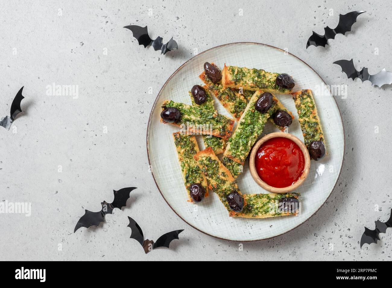 Cibo di Halloween. Pane tostato all'aglio con le dita della strega di Halloween con prezzemolo e aglio Foto Stock