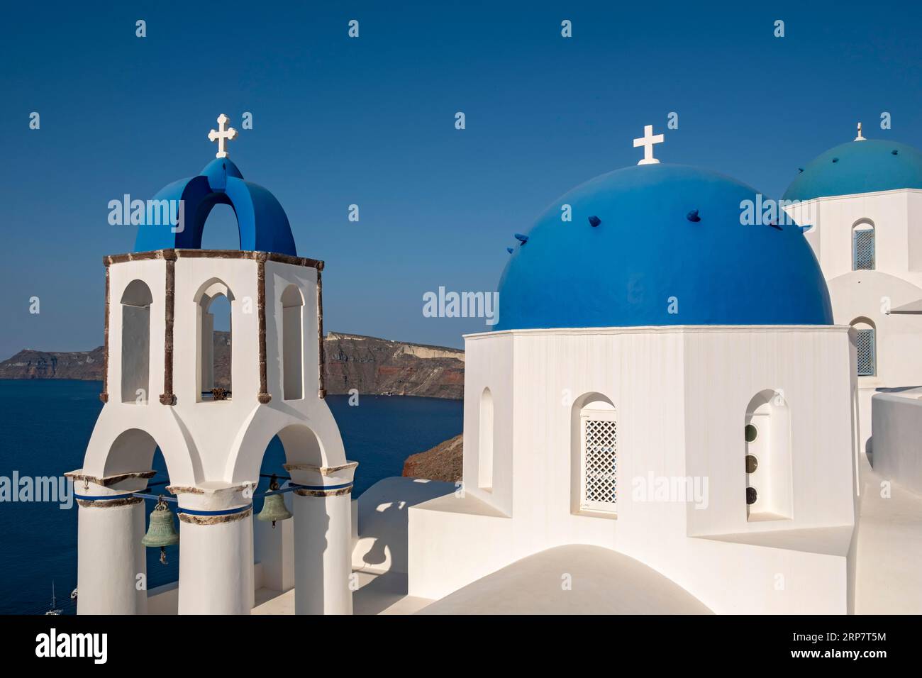 Chiese bianche con cupola blu, Agios Spiridonas, St Spyridon, e Chiesa di Anastasi, Resurrezione, Ia, Oia, Santorini, Grecia Foto Stock