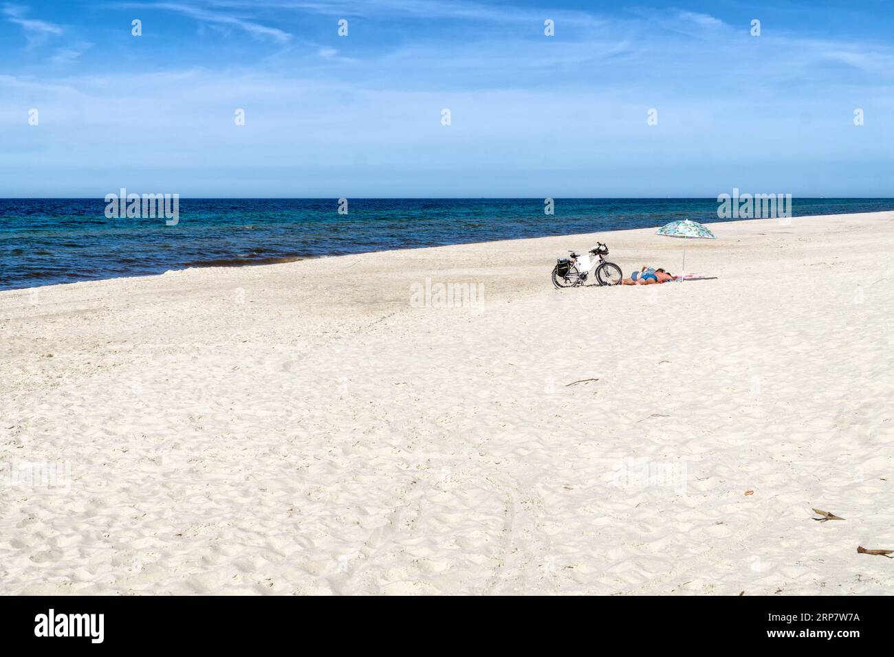 Paesaggio costiero Baltico, Pomerania occidentale, Polonia, Europa. Soleggiato giorno d'estate. I ciclisti si rilassano sulla spiaggia sabbiosa. Foto Stock