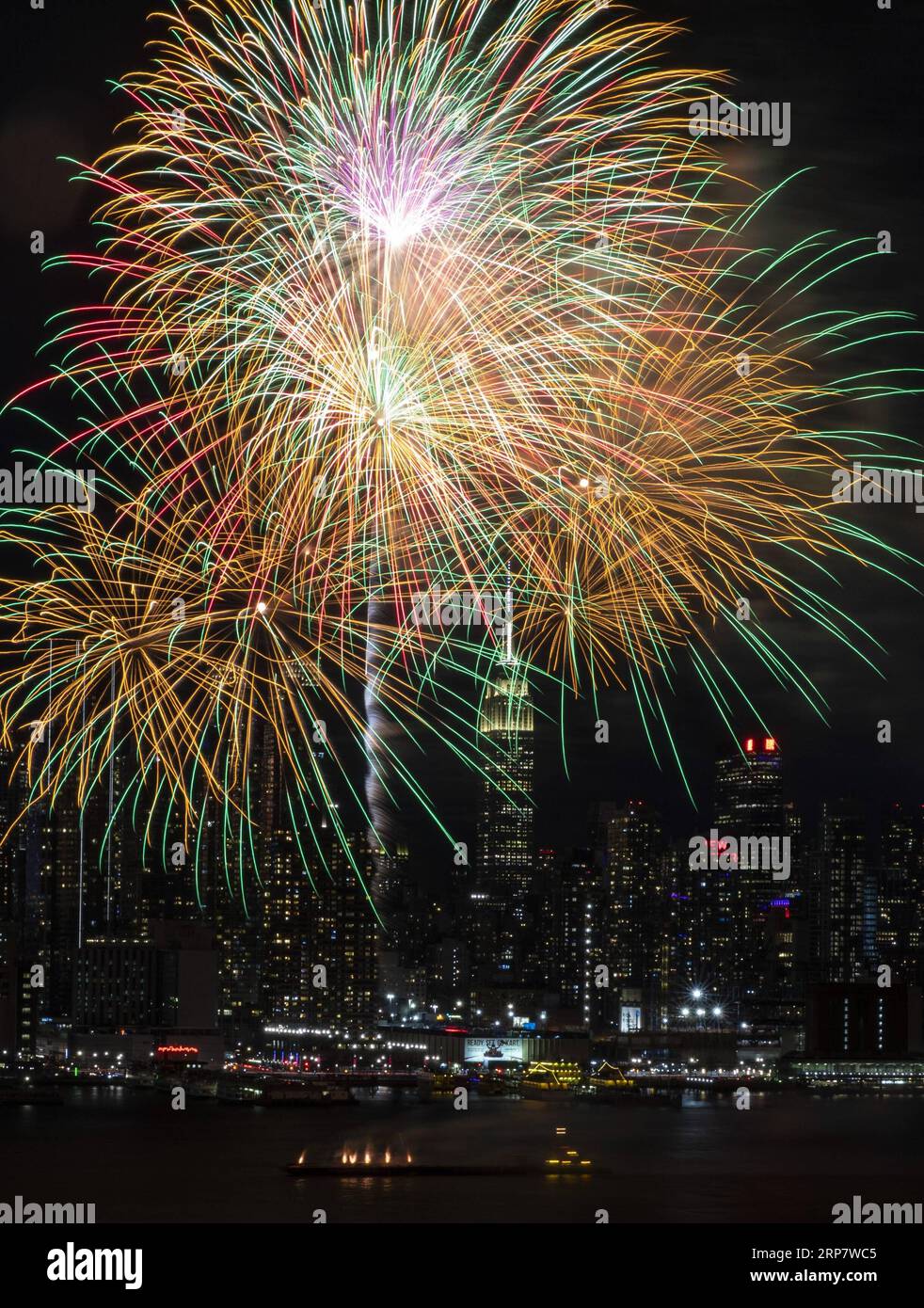 (190212) -- NEW YORK, 12 febbraio 2019 (Xinhua) -- i fuochi d'artificio sono esposti sopra il fiume Hudson a New York, negli Stati Uniti, l'11 febbraio 2019, per celebrare il Capodanno lunare cinese. (Xinhua/Wang Ying) U.S-NEW YORK-FIREWORKS-CHINESE NEW YEAR PUBLICATIONxNOTxINxCHN Foto Stock