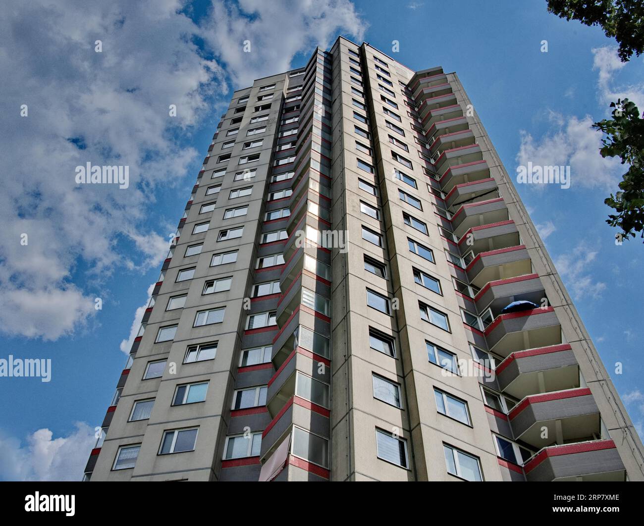 Alto edificio nel quartiere Gropiusstadt di Neukoelln, Berlino, Germania Foto Stock