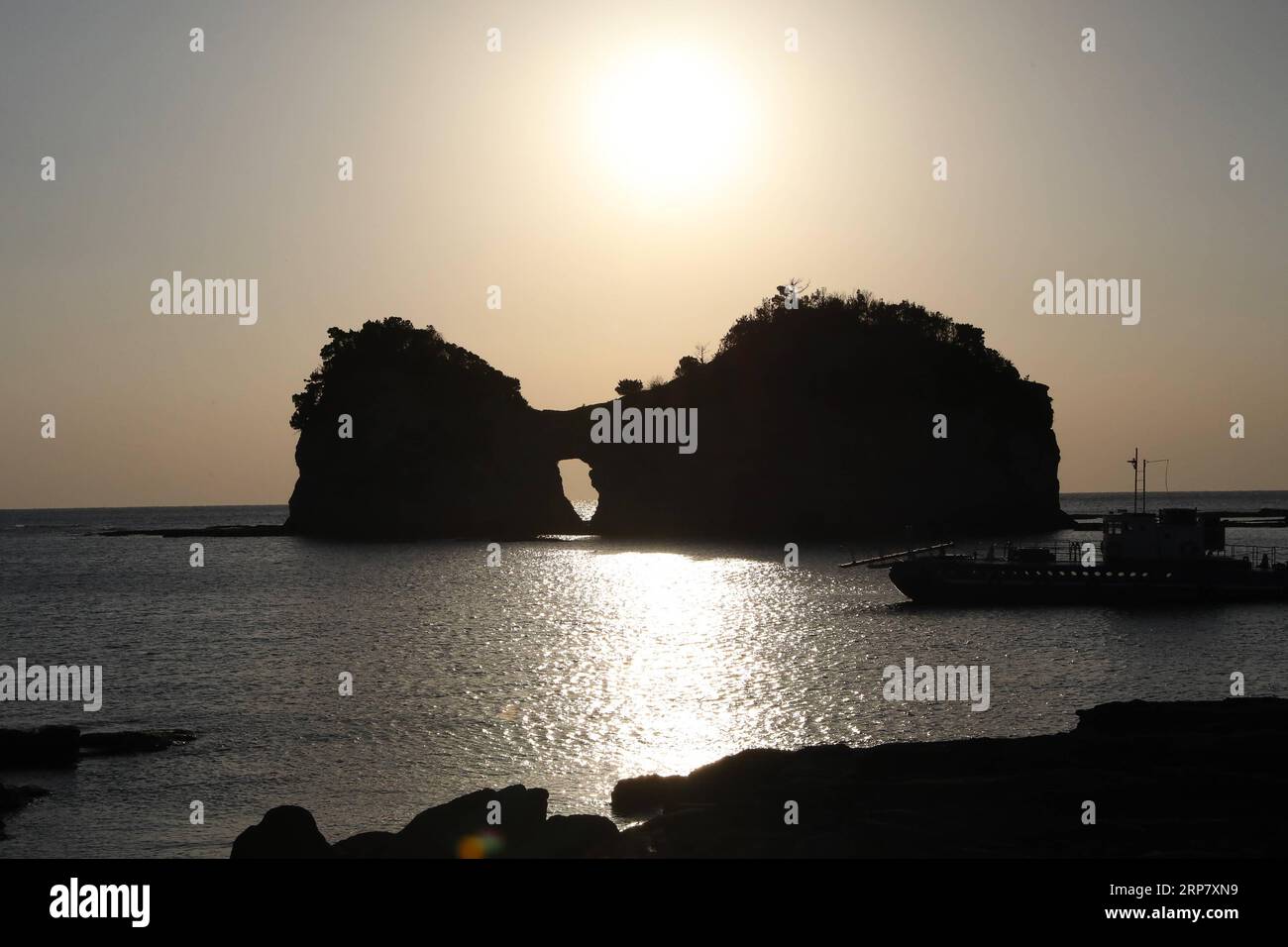 (190213) -- WAKAYAMA, 13 febbraio 2019 (Xinhua) -- foto scattata il 13 febbraio 2019 mostra Engetsu Island Under Sunset a Wakayama, Giappone. Engetsu Island è una piccola isola con un arco naturale al largo della costa di Shirahama, nella prefettura di Wakayama in Giappone. (Xinhua/Du Xiaoyi) JAPAN-WAKAYAMA-ENGETSU ISLAND-SUNSET PUBLICATIONxNOTxINxCHN Foto Stock