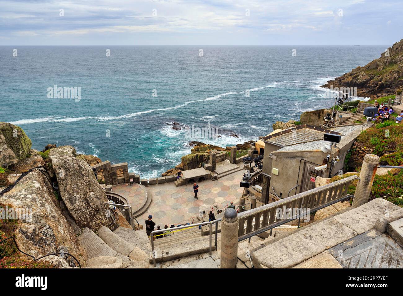 Minack Theatre, The Minack, cima della scogliera con vista sul palco e sul mare, Porthcurno, Penzance, Cornovaglia, Inghilterra, Regno Unito Foto Stock