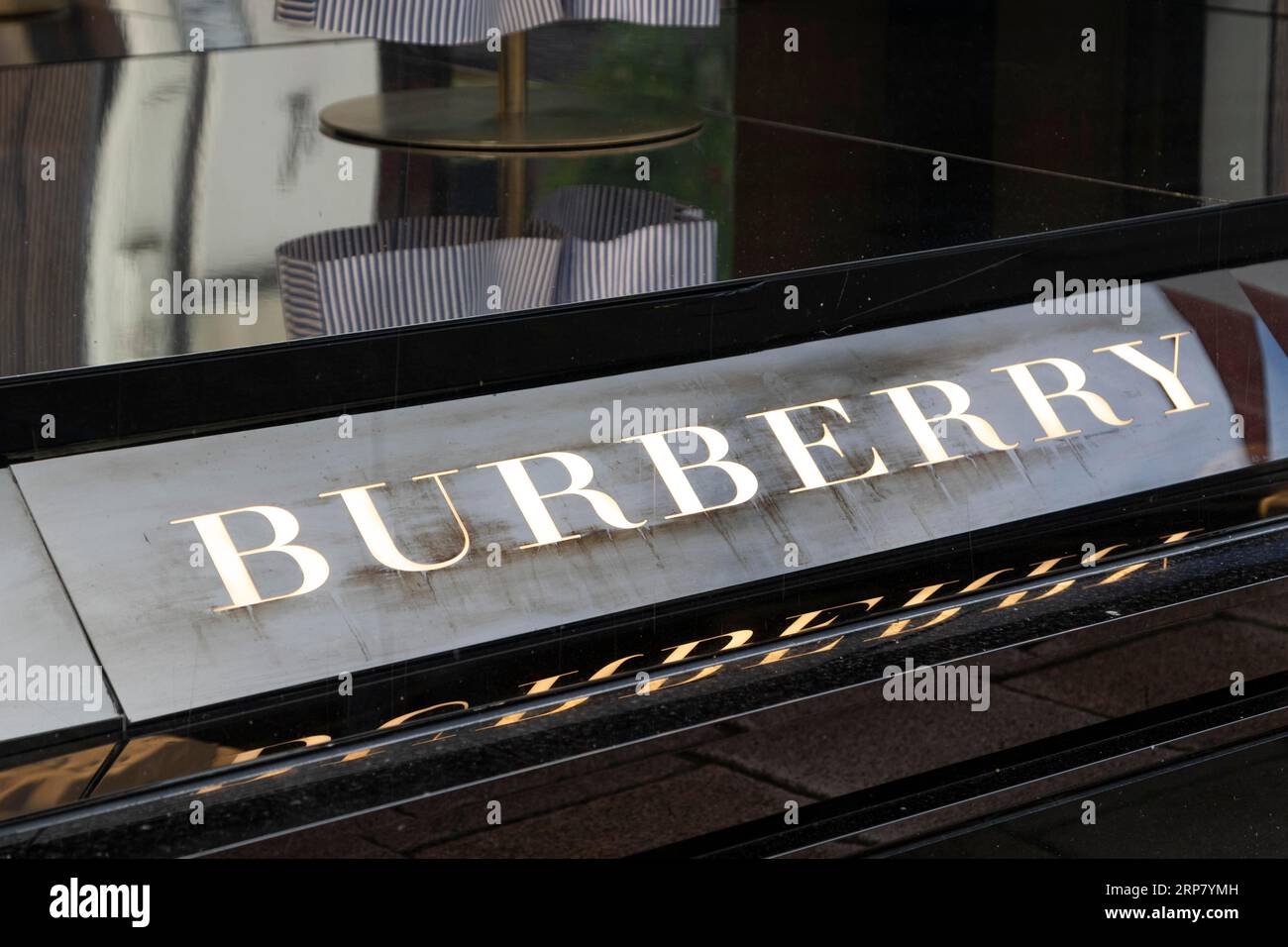 Primo piano, logo del marchio britannico di moda di lusso Burberry in una boutique nella via dello shopping Neuer Wall, Amburgo, Germania Foto Stock